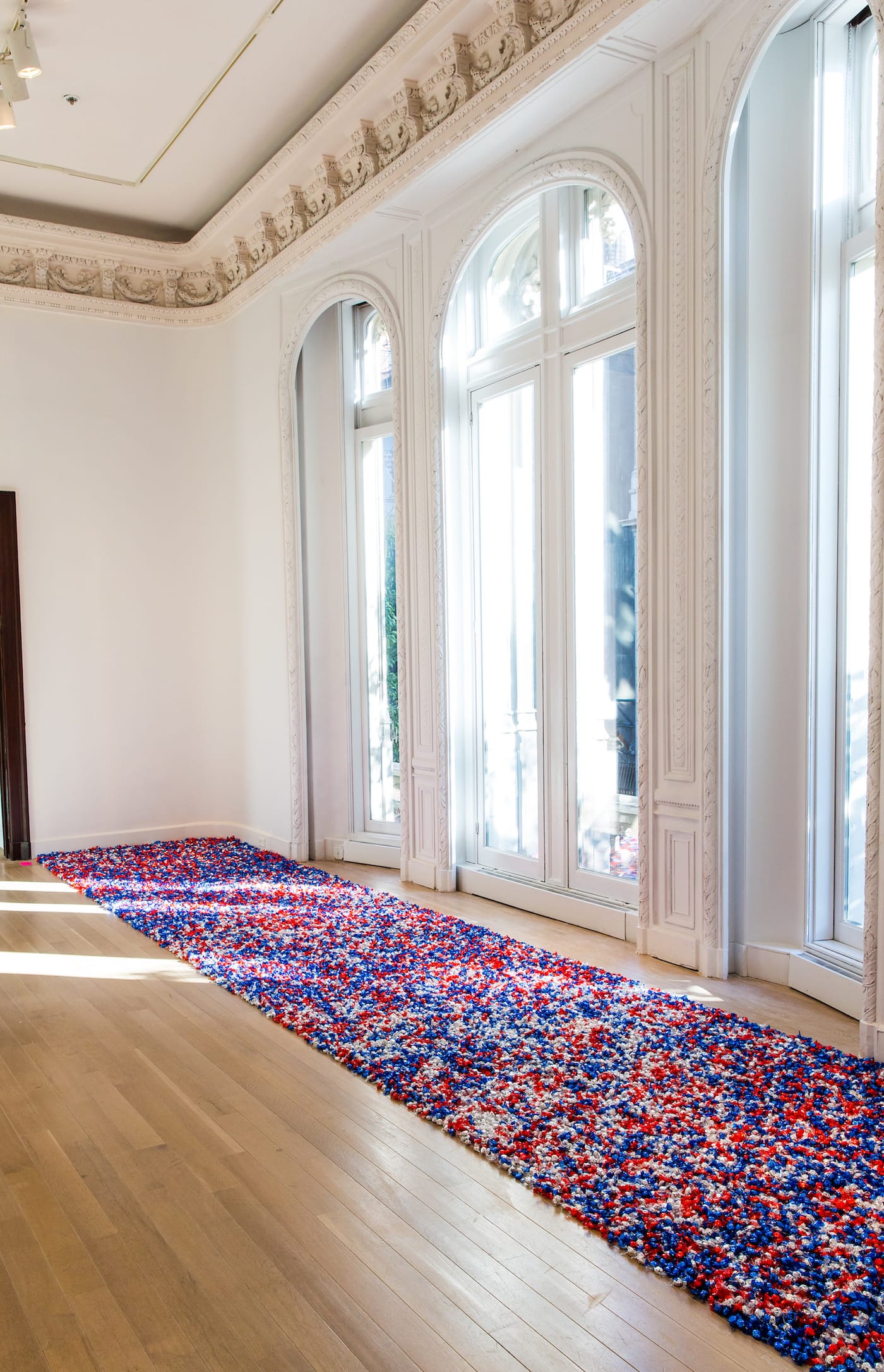 Felix Gonzales-Torres, ìUntitledî (USA Today), 1990, candies individually wrapped in red, silver, and blue cellophane, endless supply. The Museum of Modern Art, New York, gift of the Dannheisser Foundation, 1996