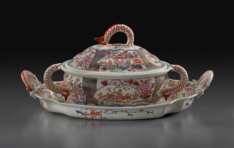 Du Paquier Porcelain Manufactory Tureen and Stand, 1730‑1735 Du Paquier porcelain Tureen: 7 × 12 1/2 in. (17.8 × 31.8 cm) Stand: 16 5/8 × 10 3/8 in. (42.2 × 26.4 cm) Collection Melinda Martin Sullivan and Paul R.C. Sullivan, M.D. 2016.15.104