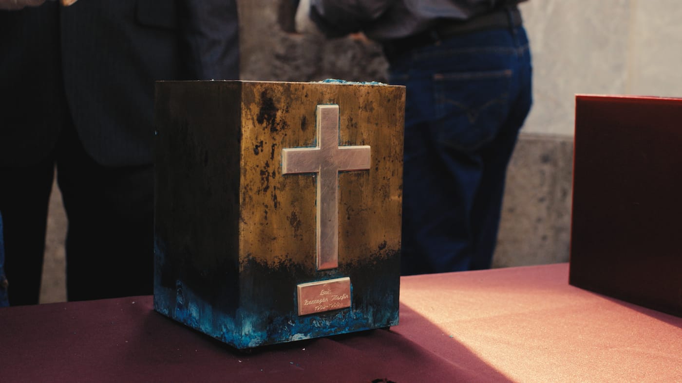 Still from Jill Magid, "The Exhumation" (2016), video commissioned by Field of Vision as part of a larger project in collaboration with the artist (photo by Jarred Alterman, courtesy of the artist; LABOR, Mexico City; RaebervonStenglin, Zurich; and Galerie Untilthen, Paris)