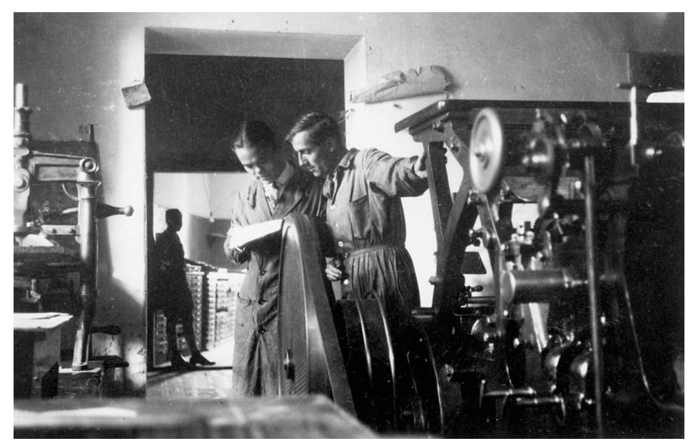 Printers by a press with the bolted book (1926) (used with permission of Marco Zamboni Tipografia Mercurio Rovereto)