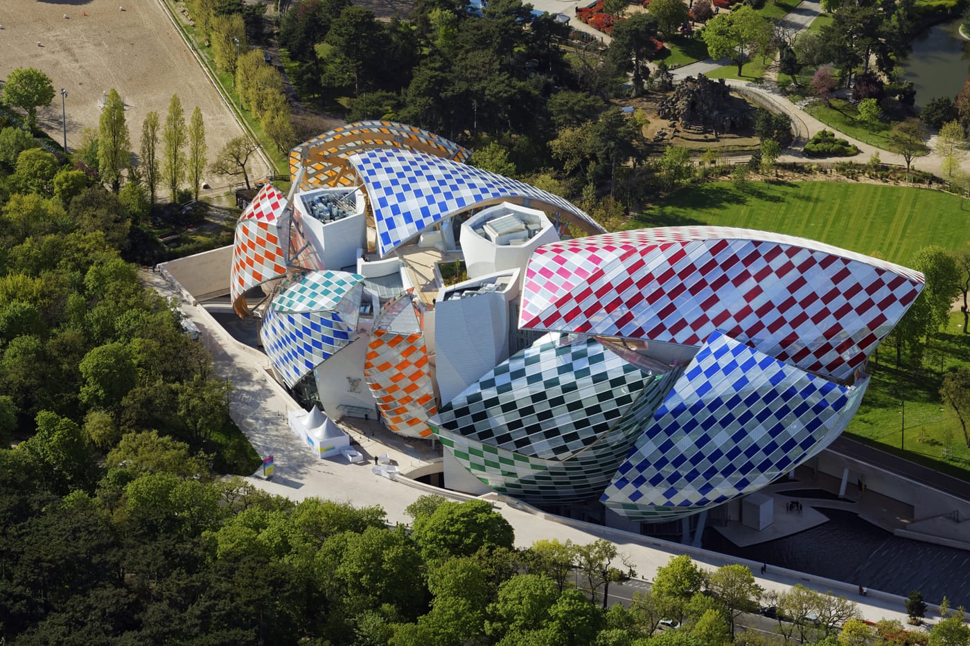 Daniel Buren, "Observatory of Light" (2016) seen in overhead photo of Fondation Louis Vuitton (© Phillipe Guignard / Air Images / Fondation Louis Vuitton)