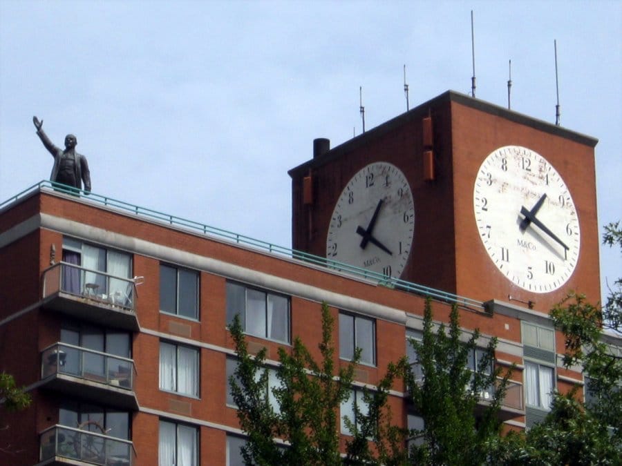 The statue of Vladimir Lenin on the roof of the Red Square apartment building in New York (photo by Allison Meier for Hyperallergic) 