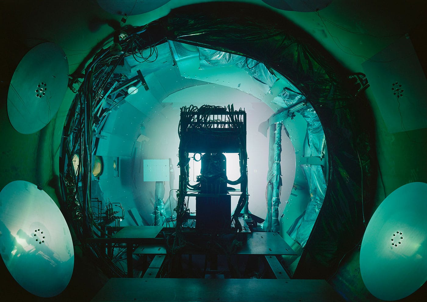 Thomas Struth, "Vacuum Chamber, JPL, Pasadena" (2013), inkjet print, 119.8 x 167.4 cm (© Thomas Struth)