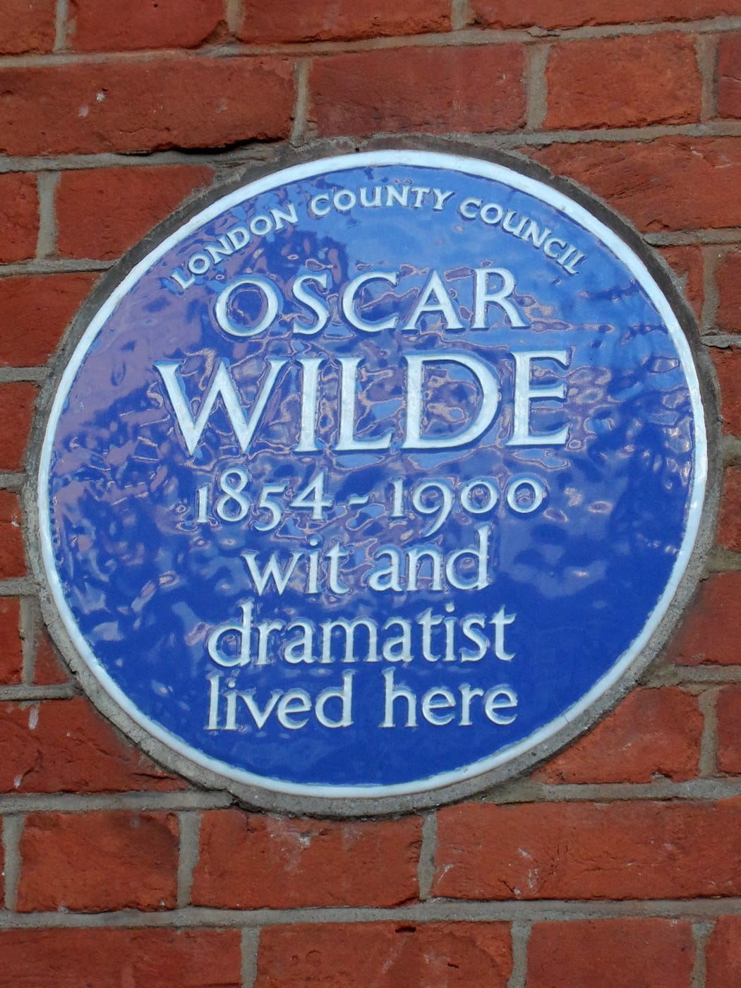 Blue Plaque at the 34 Tite Street former home of Oscar Wilde in London (photo by Spudgun67/Wikimedia)