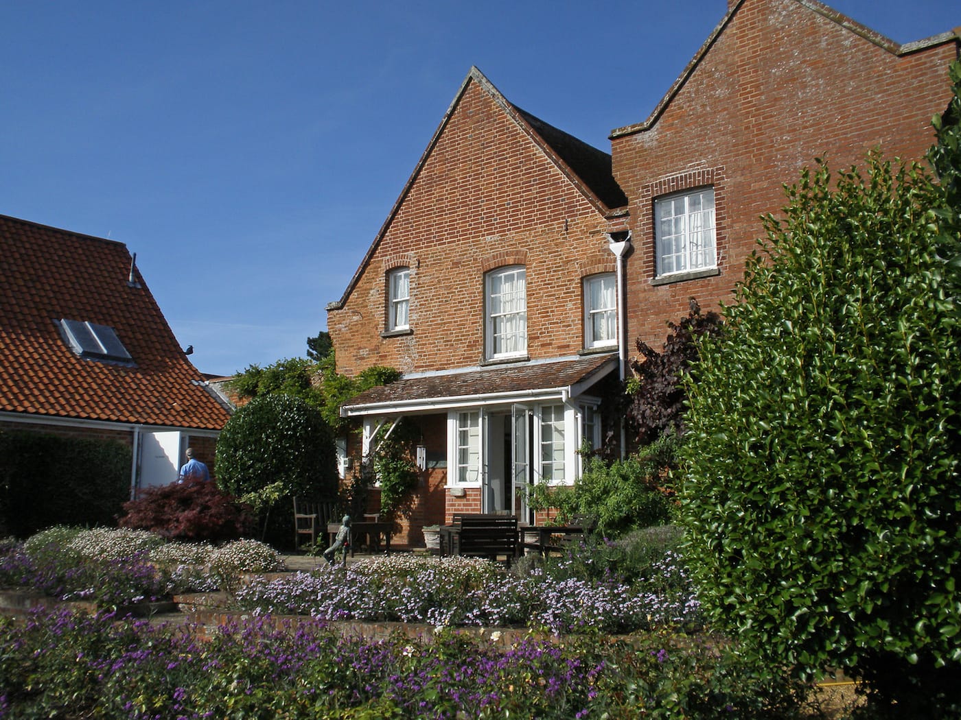 The Red House where composer Benjamin Britten lived with his partner, tenor Peter Pears (photo by Amanda Slater/Flickr)