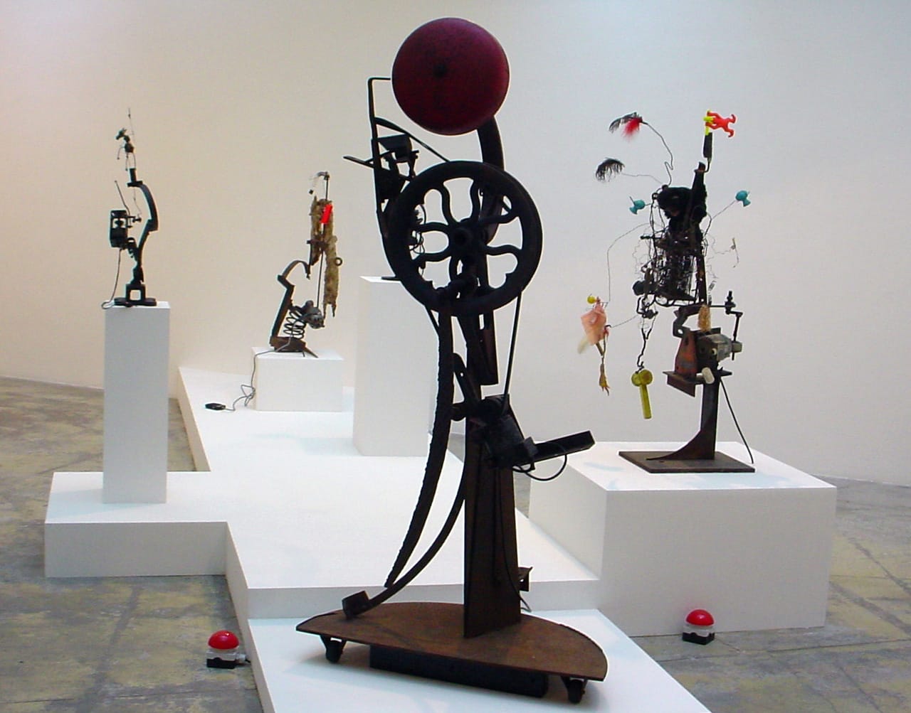 Installation view of 'Jean Tinguely: '60s' at Galerie Georges-Philippe et Nathalie Vallois (photo by the author for Hyperallergic)