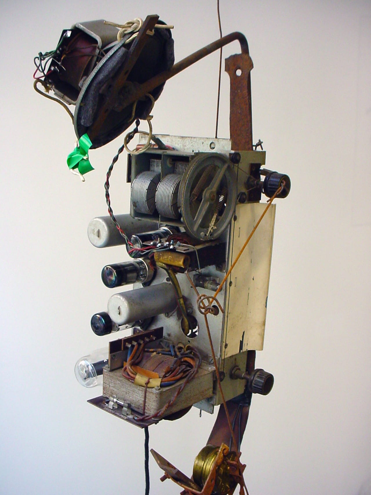 Jean Tinguely, "Radio Sculpture" (1962, detail) (photo by the author for Hyperallergic)