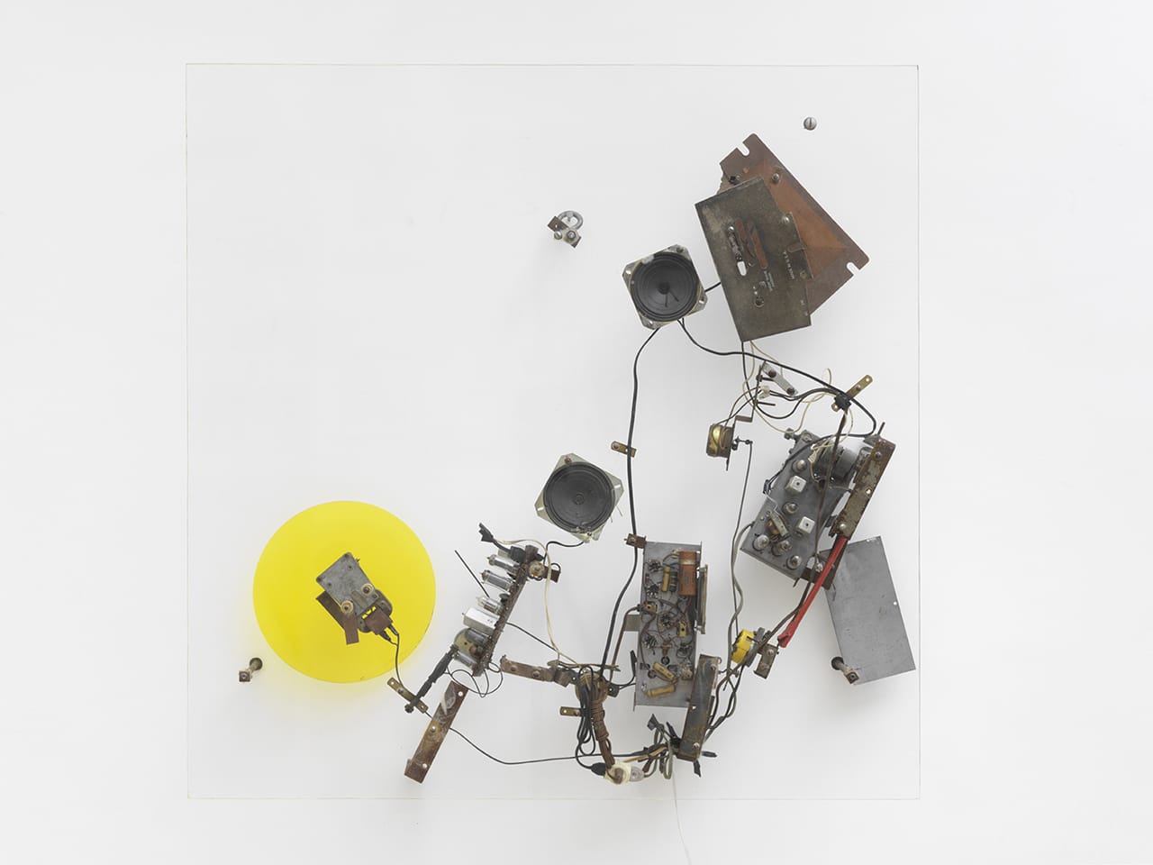 Jean Tinguely, "Radio WNYR 10" (1962), Plexiglass sheets, metal fixtures, radio, electric motor, 42 1/8 x 42 1/8 x 7 1/8 in (courtesy NCAF et Galerie GP & N Vallois, Paris; photo by André Morin)