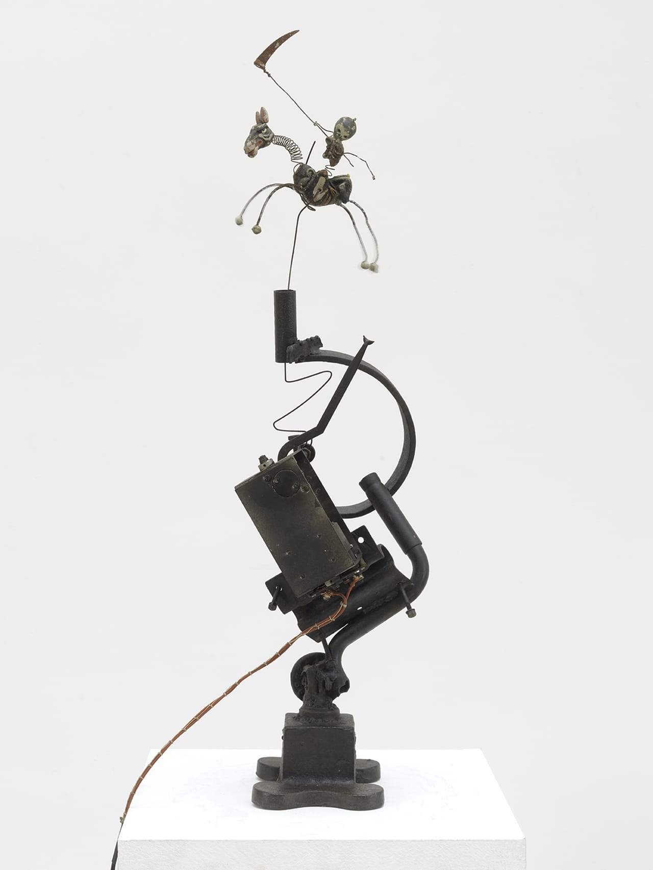 Jean Tinguely, "Vive la Muerta" (1963), steel plate as support, toy with springs, metal, electric motor, 29 7/8 x 7 1/2 x 9 1/2 in (courtesy NCAF et Galerie GP & N Vallois, Paris; photo by André Morin)