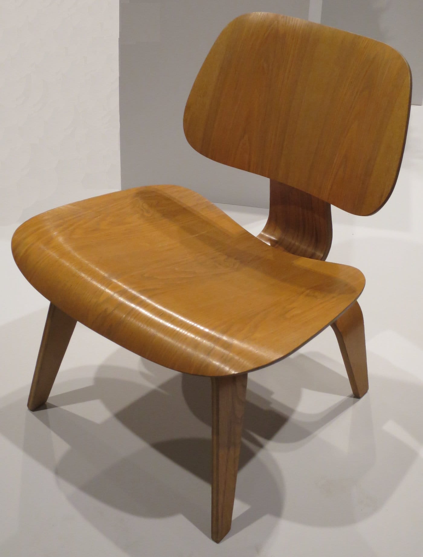 The LCW (Lounge Chair Wood) Chair by Charles and Ray Eames (1945-46), on view at the Honolulu Museum of Art (via Hiart/Wikimedia)