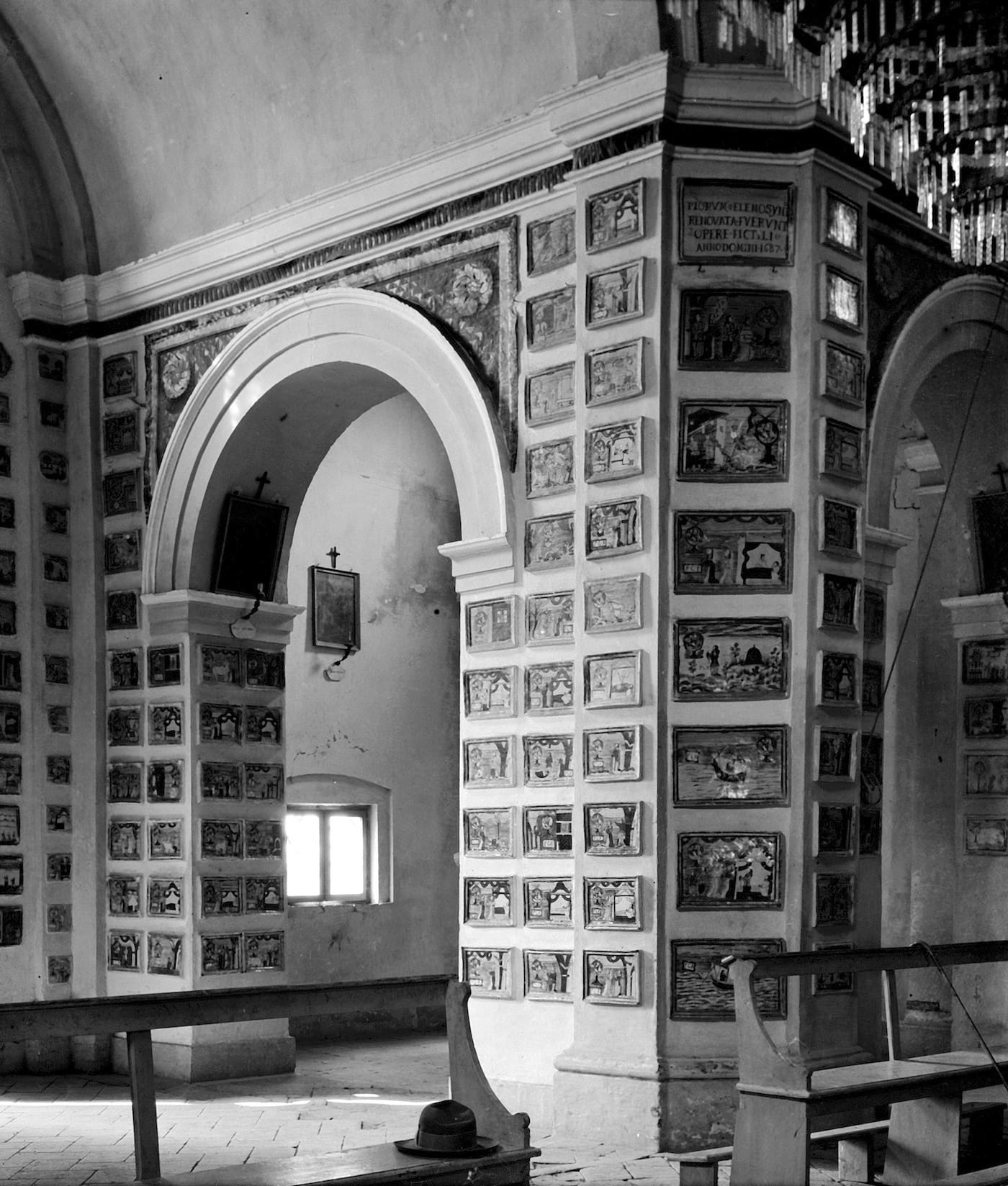 Votive tablets in the Church of Santa Marie de Bagni, Deruta, Italy (via Wellcome Images/Wikimedia)