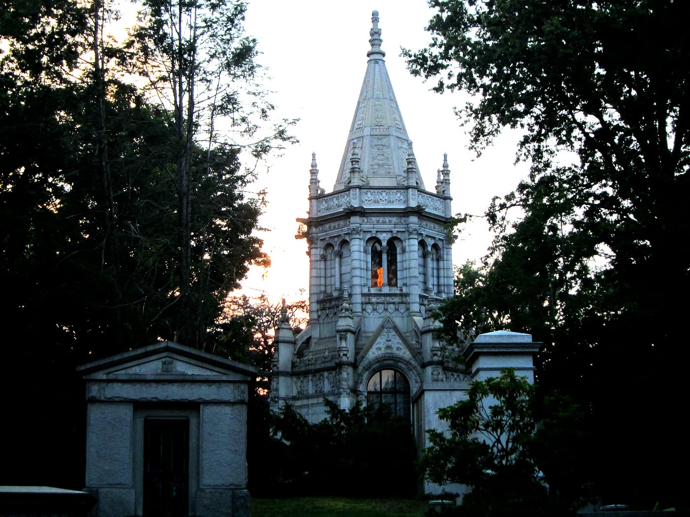 Woodlawn Cemetery in the Bronx at sunset (photo by the author for Hyperallergic)