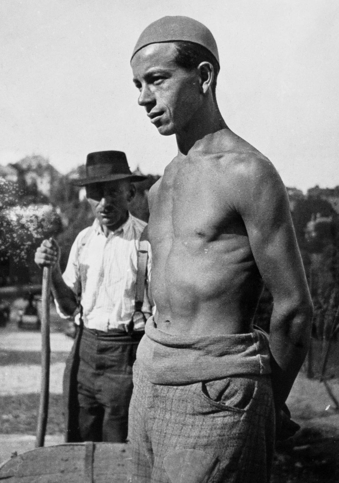 Kati Horna Untitled (Shirtless Man and Peasant, Hungary). 1933 Gelatin silver print, 4 ¾ x 6 ¾ in. Private collection, Mexico City. © 2005 Ana María Norah Horna y Fernández 