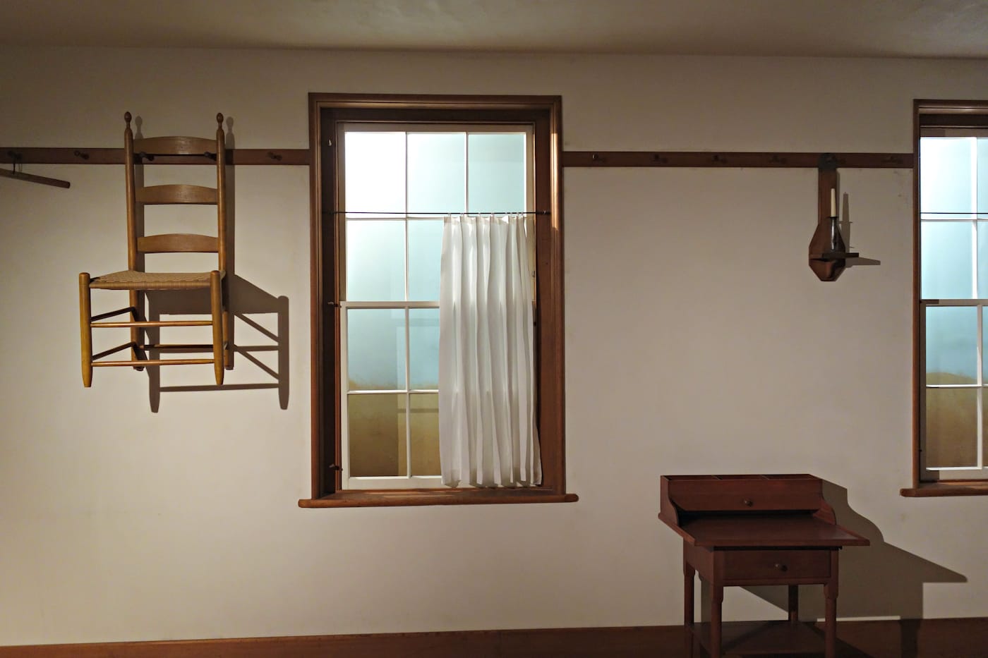 The Shaker Retiring Room at the Metropolitan Museum of Art (photo by the author for Hyperallergic)