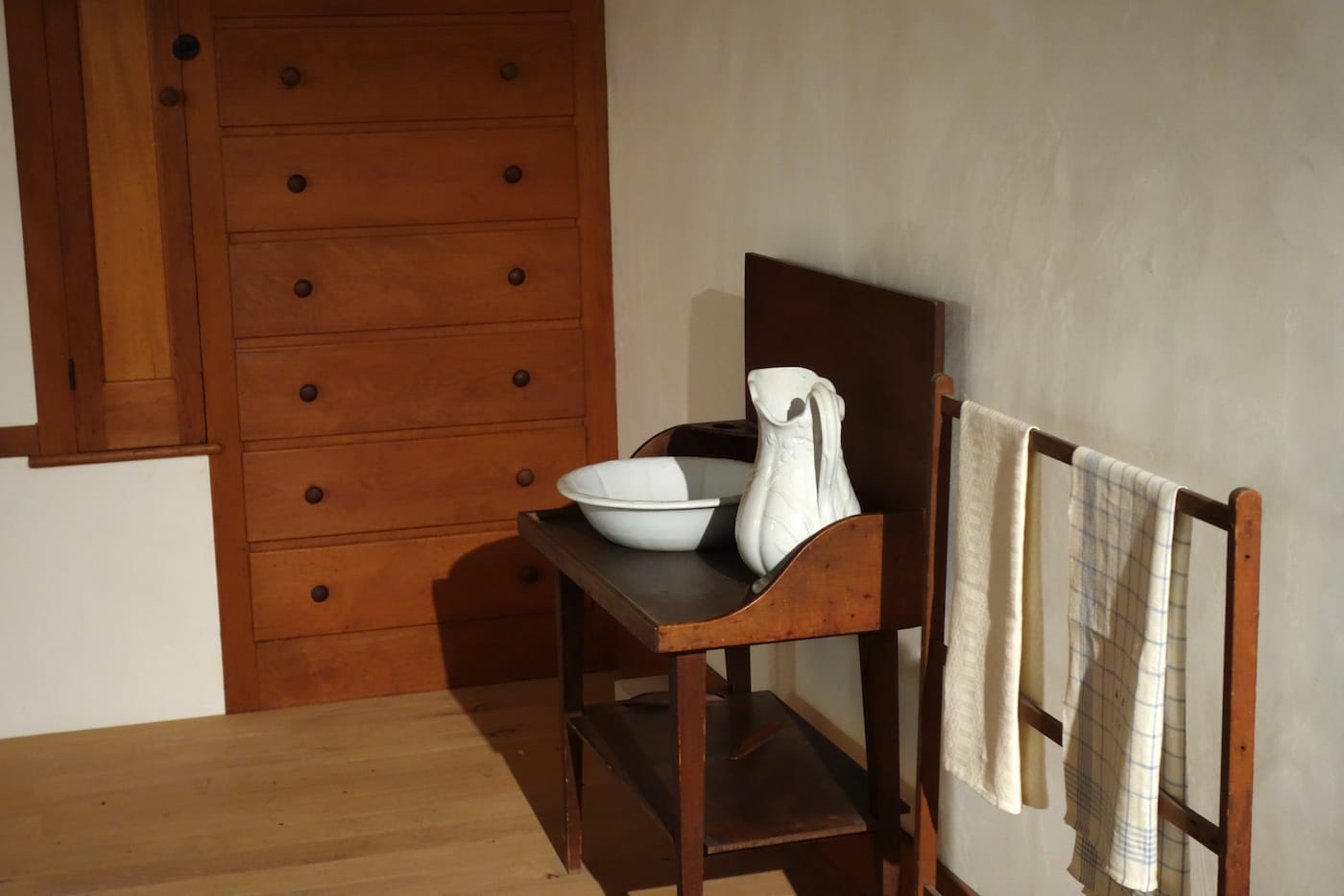 The Shaker Retiring Room at the Metropolitan Museum of Art (photo by the author for Hyperallergic)