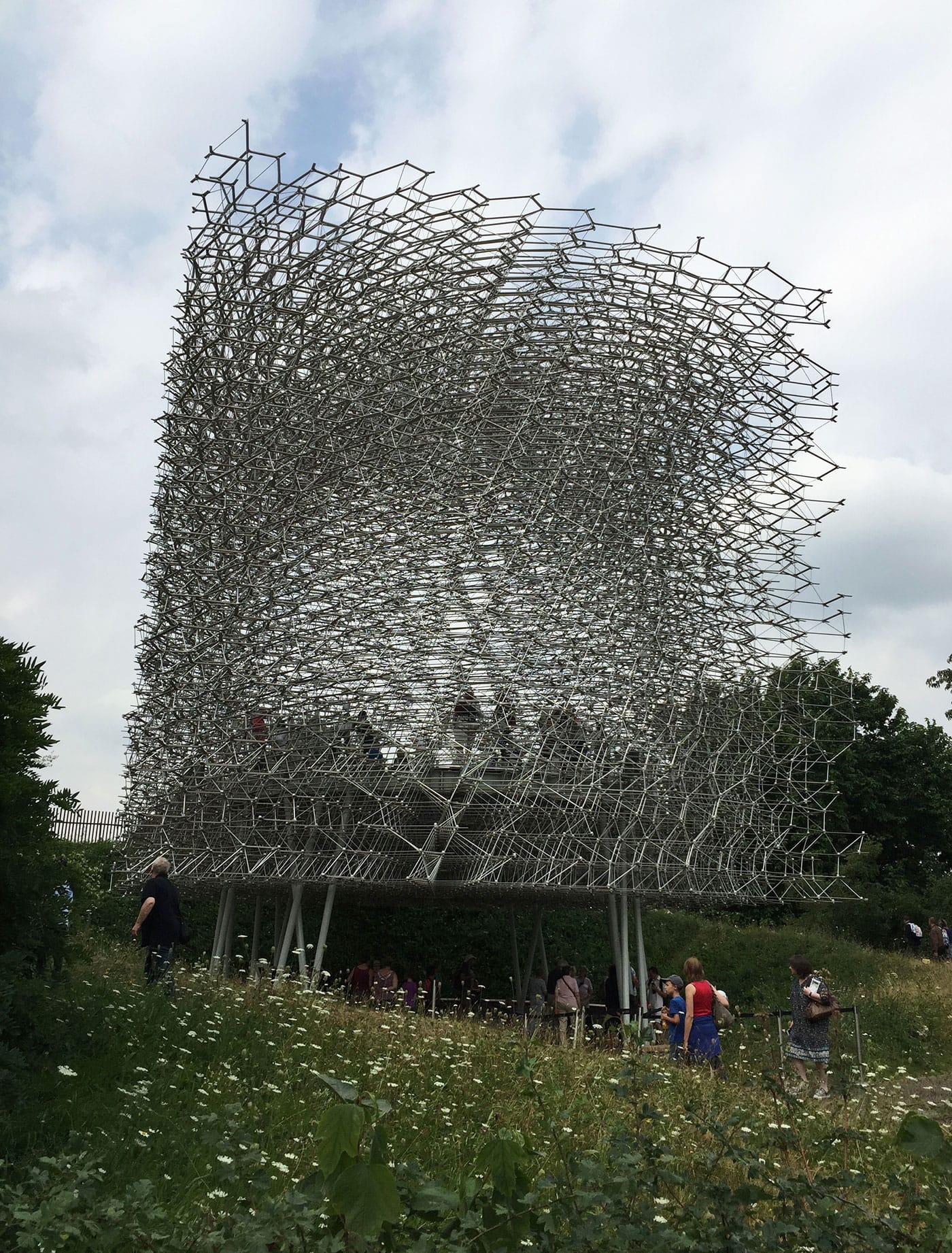 Wolfgang Buttress's "The Hive" is set into a landscaped hillside at the Royal Botanic Gardens, Kew. (all photos by the author for Hyperallergic)