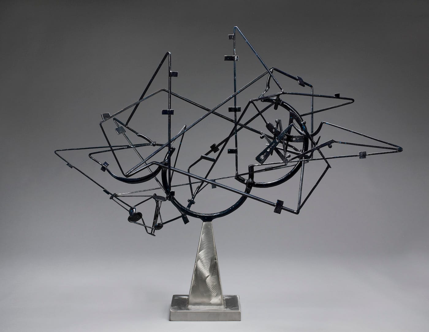 David Smith, "Star Cage" (1950), painted and brushed steel, 114 x 130.2 x 65.4cm, lent by the Frederick R. Weisman Art Museum, University of Minnesota, Minneapolis, the John Rood Sculpture Collection (© Estate of David Smith/DACS, London/VAGA, New York 2016)