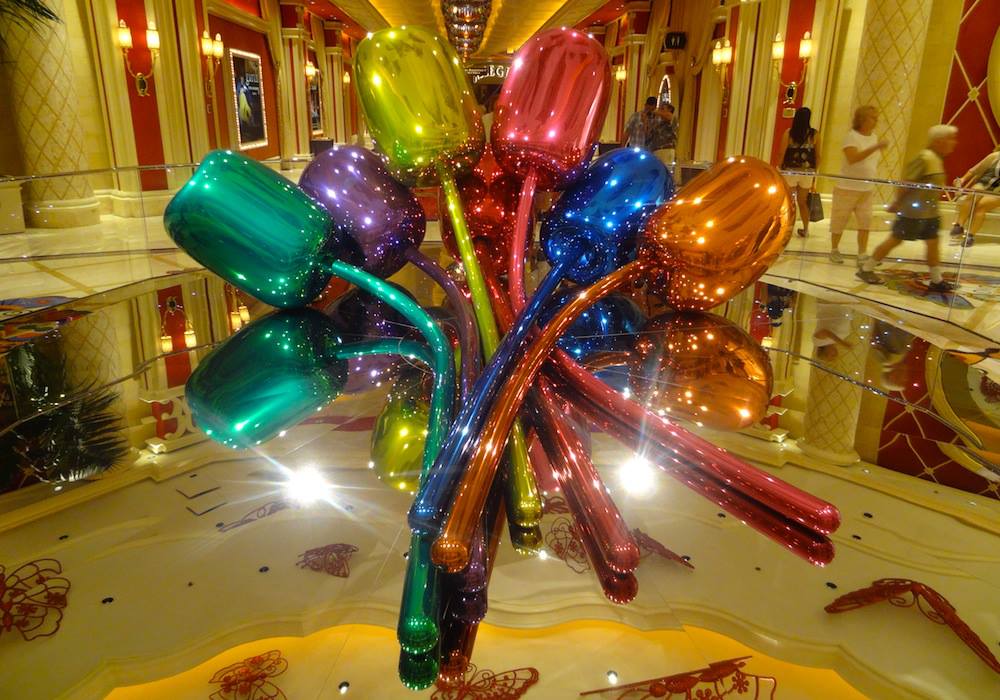 Jeff Koons, "Tulips" (1995–2004) at the Wynn Las Vegas in 2013 (photo by the author for Hyperallergic)