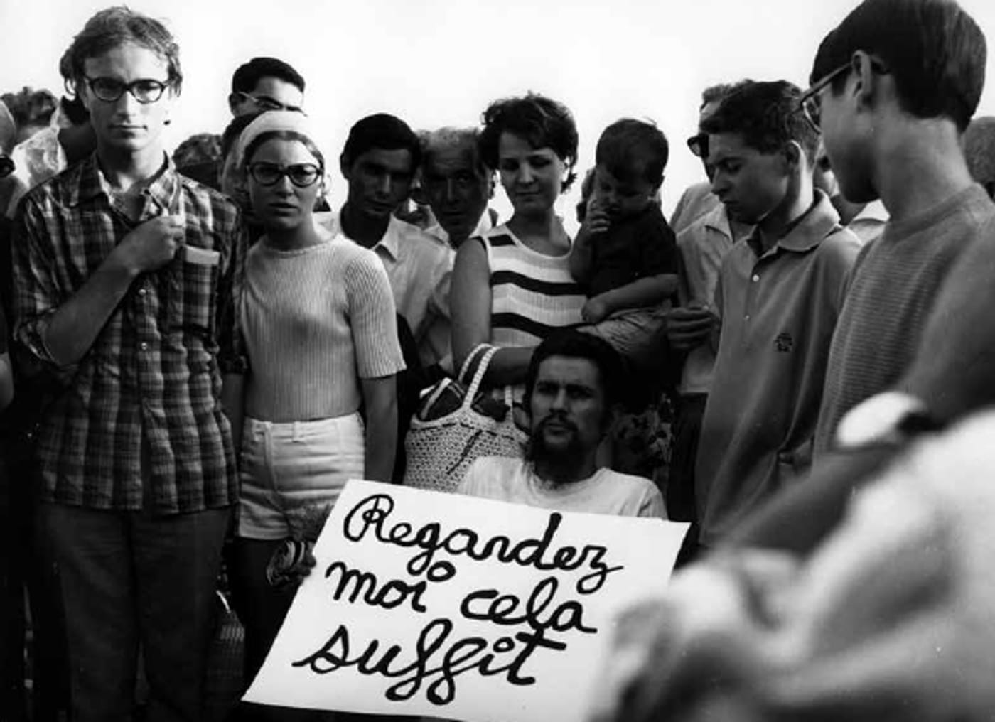 Ben Vautier, “Regardez-moi cela suffit: Promenade des Anglais, Nice” (1963) (© Michel Moch, ADAGP, Paris)