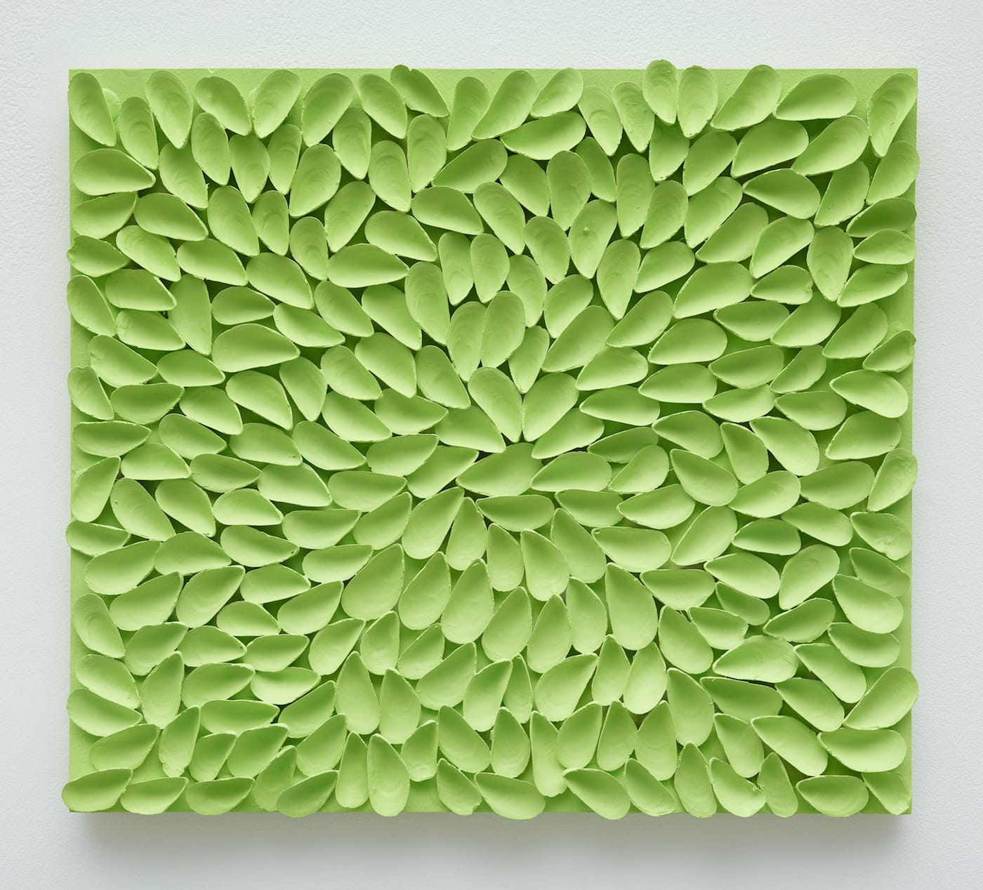 Tony Feher, "It didn't turn out the way I expected (Brilliant Yellow Green)" (2010–16), acrylic and mussel shells on plywood, 20 x 22.5 x 1 in (© Estate of Tony Feher, courtesy Sikkema Jenkins & Co., New York; photo by Jason Wyche)