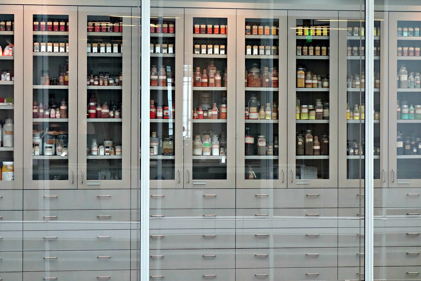 The Forbes Pigment Collection at Harvard Art Museums (photo by the author for Hyperallergic)