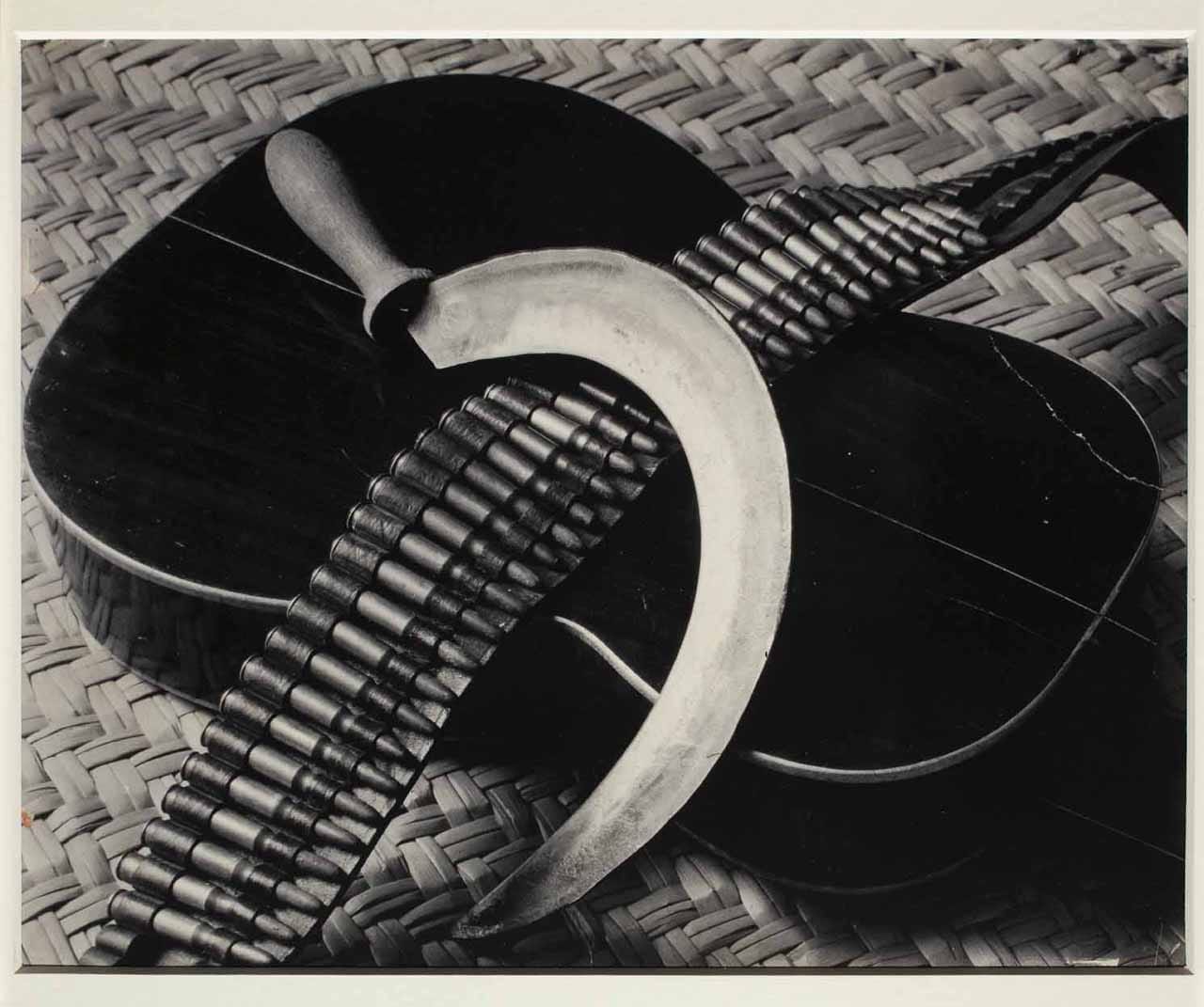 Tina Modotti, "Guitare, cartouchière, et faucille" (1929), Mexico, INBA, Museo Nacional de Arte, gift of the Maples Arce family, 2015 (© Francisco Kochen)