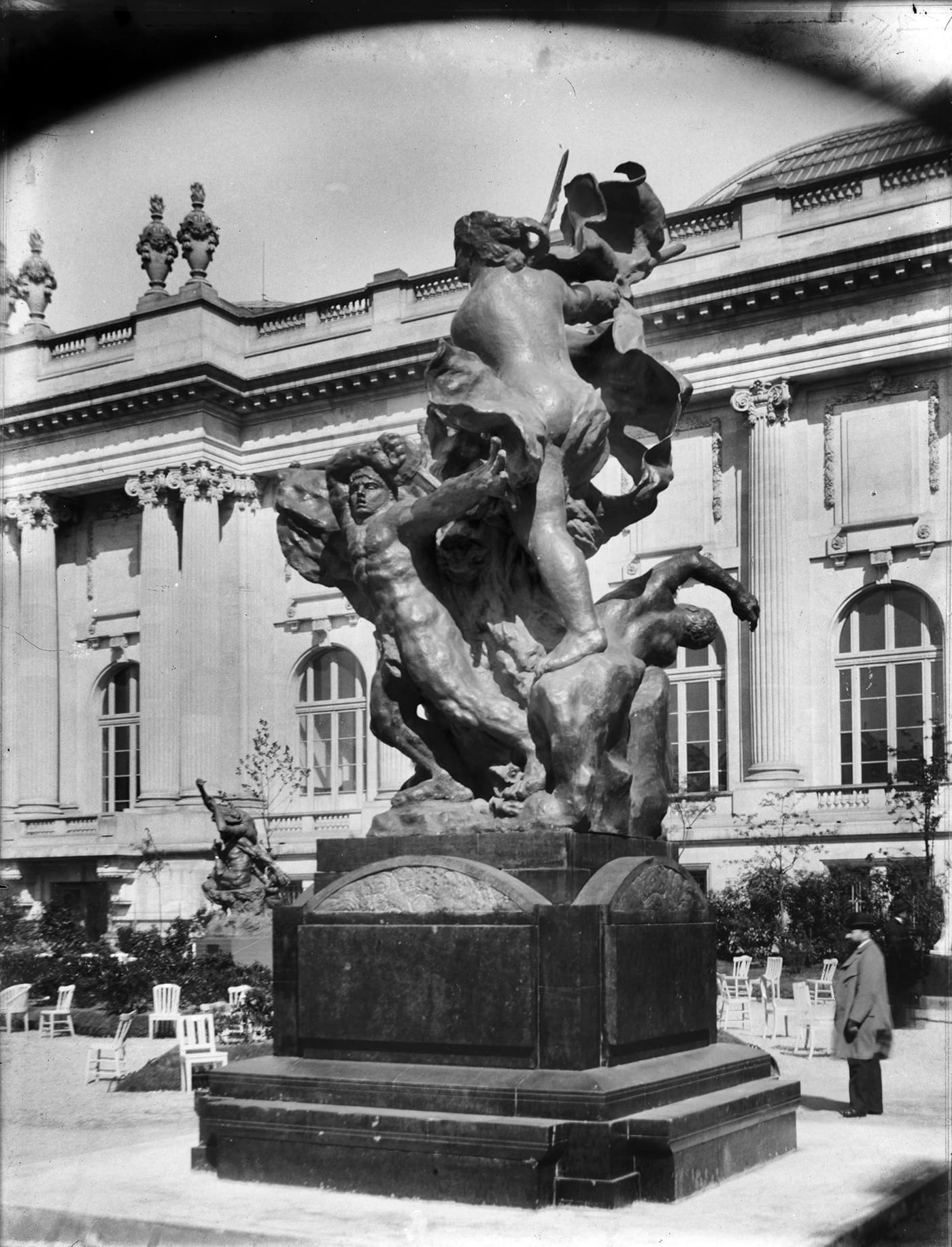 Anonymous photograph, "The Monument of Montauban exhibited at the Société Nationale des Beaux-Arts in 1902" (1902) (courtesy Musée Bourdelle, Paris)
