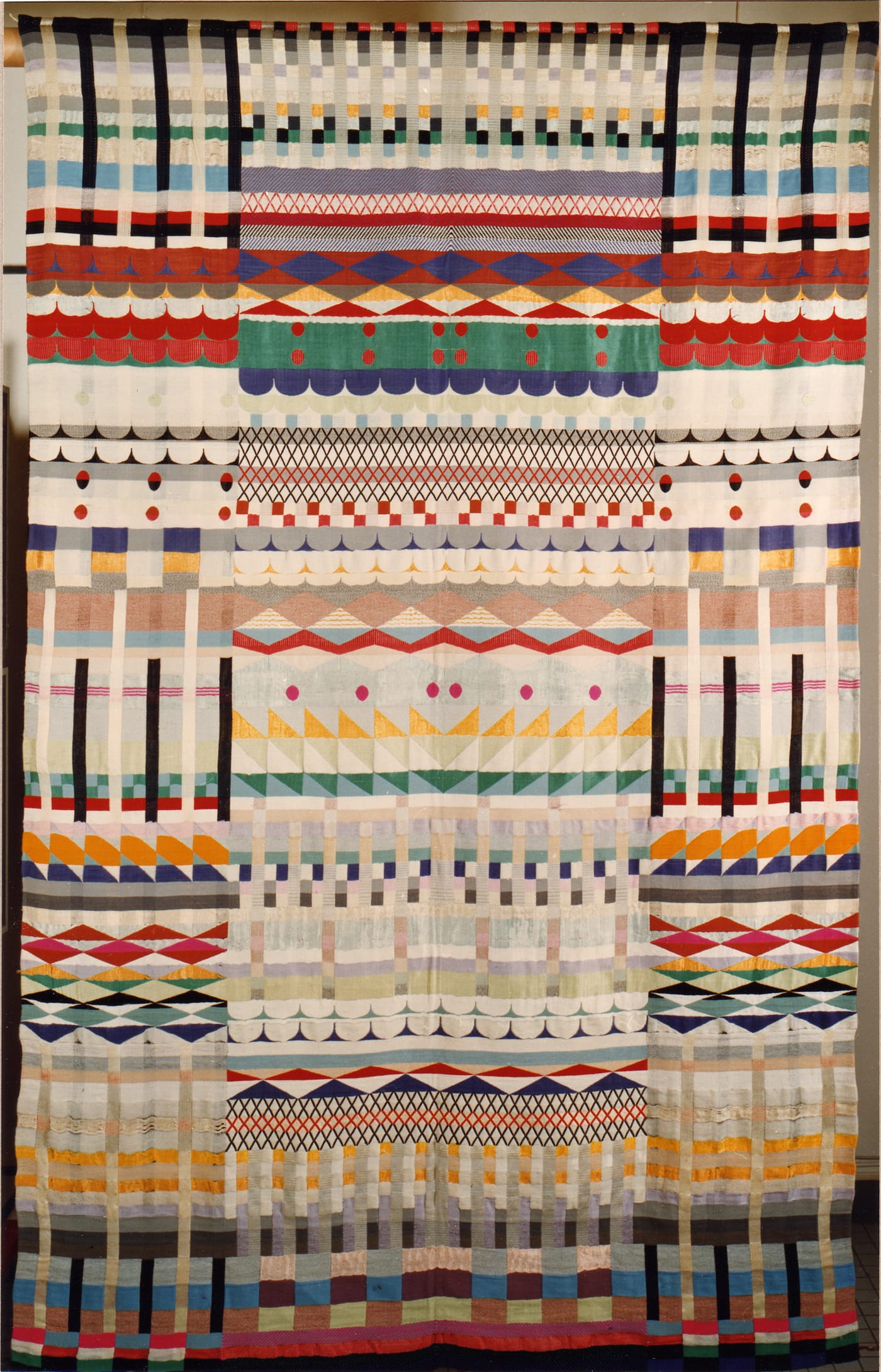 Gunta Stölzl, “Five Chöre” (1928), jacquard weaving, cotton, wool, rayon, and silk (© St Annen-Museum / Fotoarchiv der Hansestadt Lübeck)