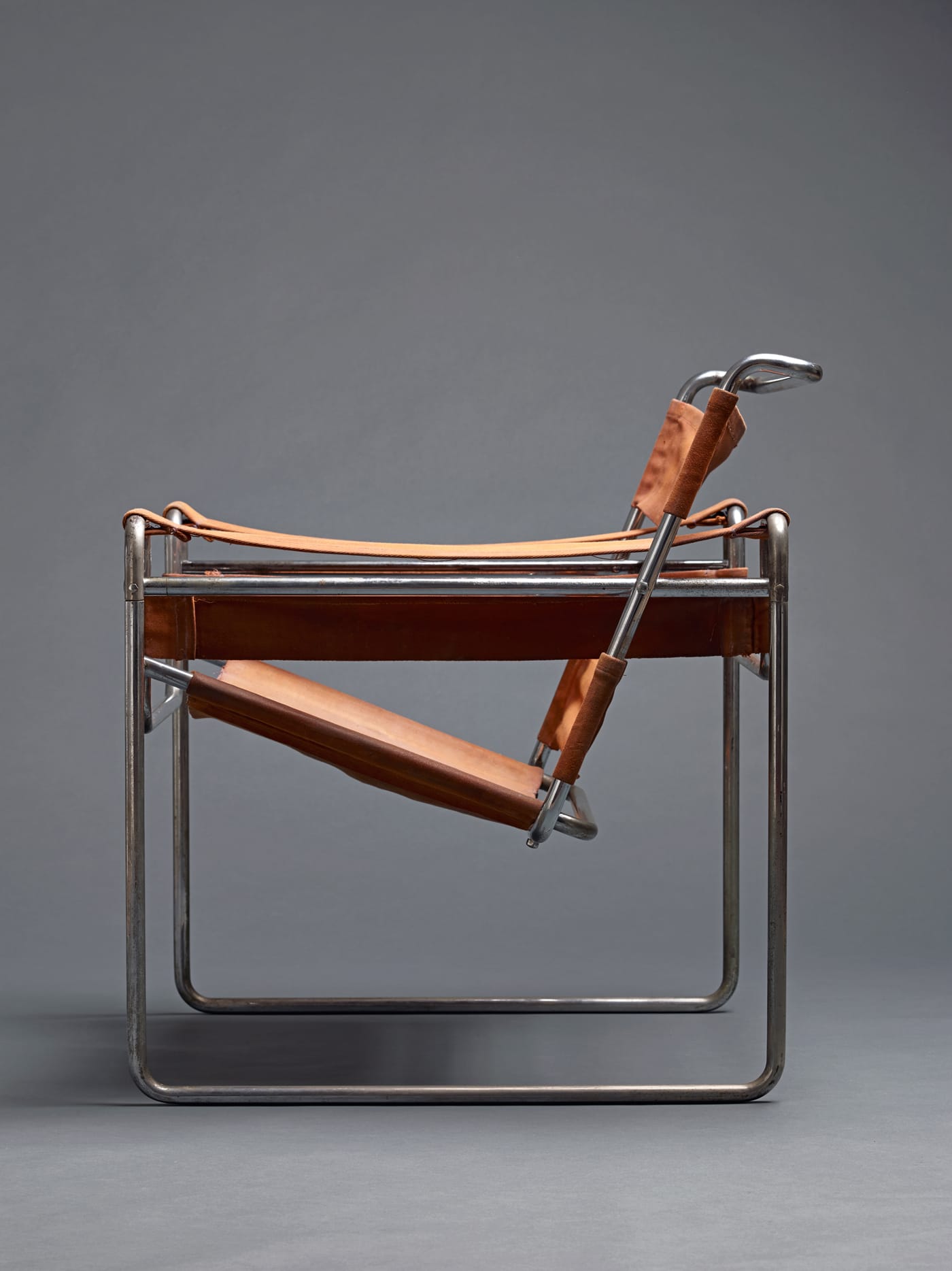 Marcel Breuer, “Wassily Chair (Club B3)” (1927), tubular chrome-plated steel structure, seat, back, and armrest in leather (© Ulrich Fiedler / Photographie, Martin Müller)