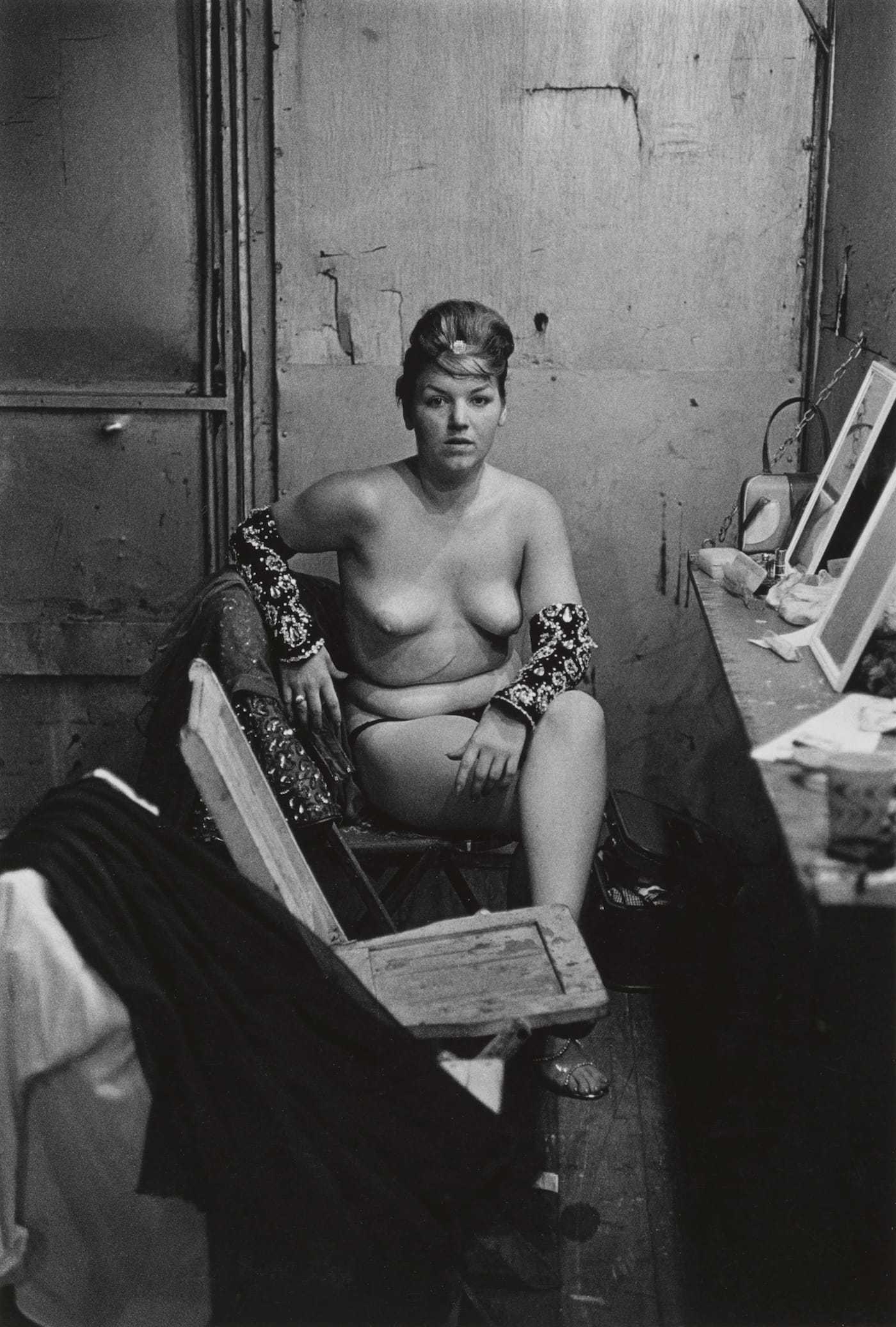 Diane Arbus, "Stripper with bare breasts sitting in her dressing room, Atlantic City, N.J." (1961) (courtesy The Metropolitan Museum of Art, New York; copyright © The Estate of Diane Arbus, LLC; all rights reserved)