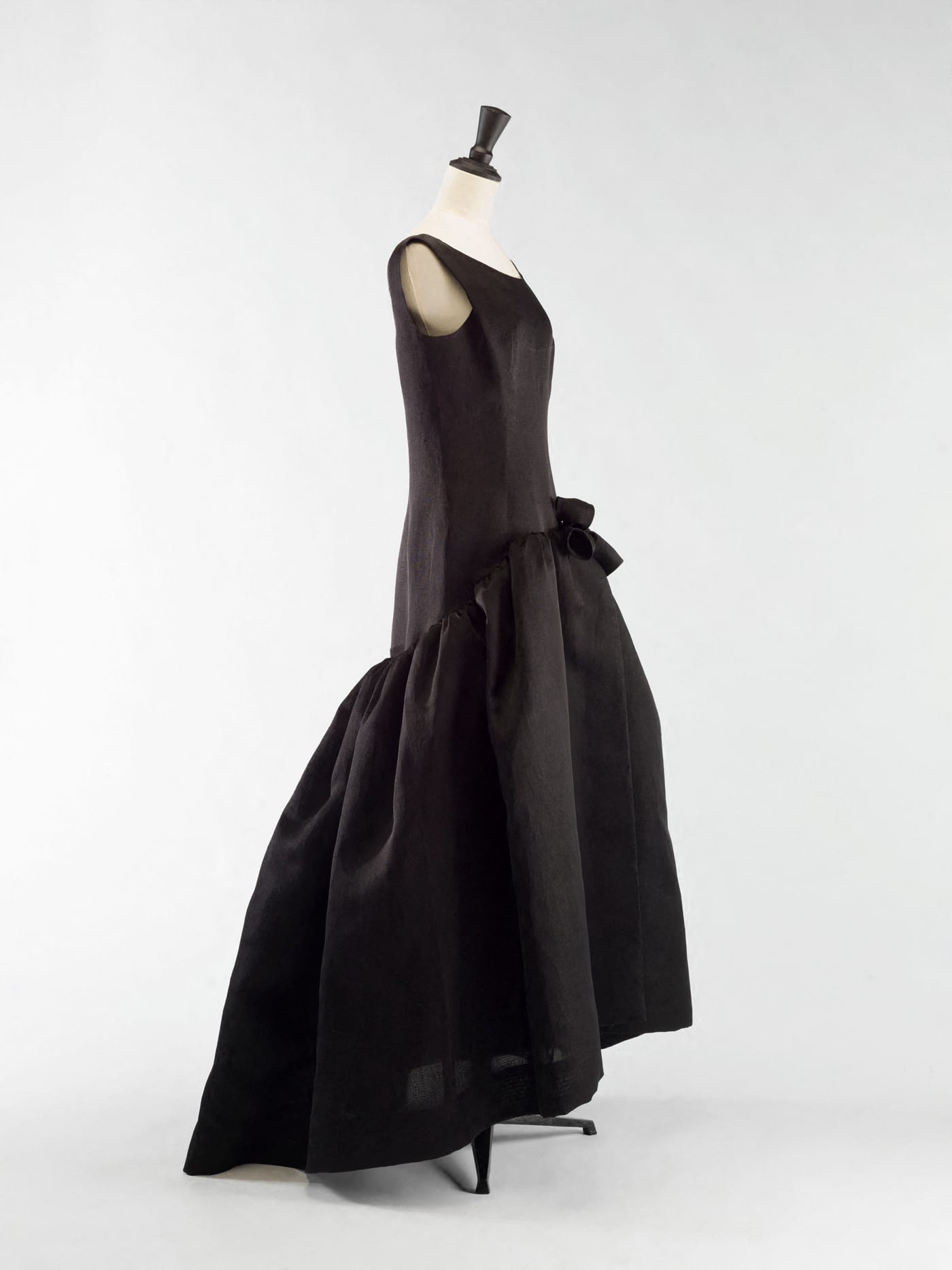 Cristóbal Balenciaga, “Evening Dress” (1963), black gazar, collection Palais Galliera (© Julien Vidal / Galliera / Roger-Viollet)
