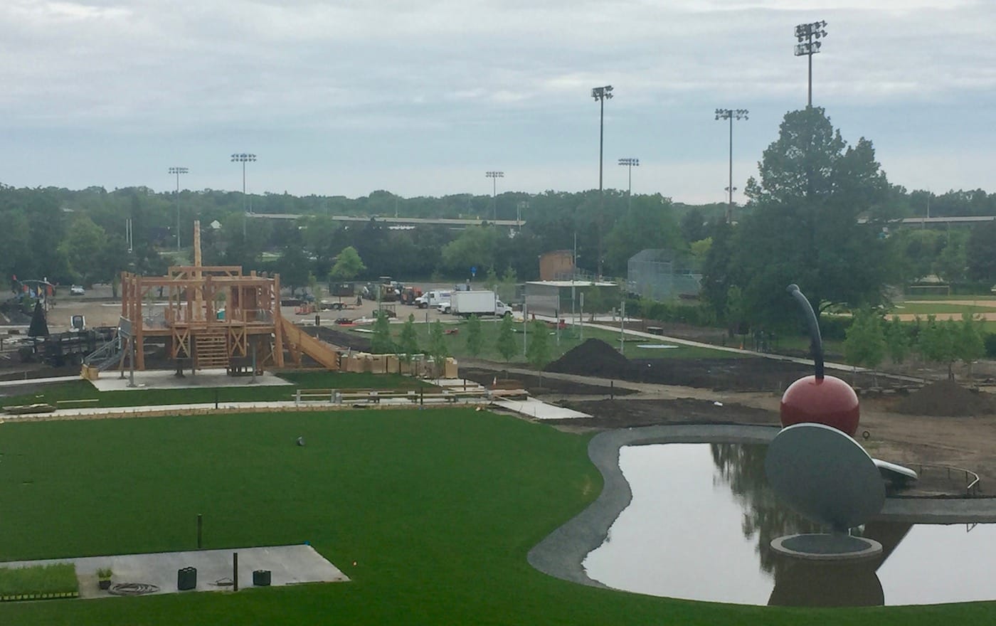 A view of the Minneapolis Sculpture Garden with Claes Oldenburg and Coosje van Bruggen's “Spoonbridge and Cherry” (1985–88) at right and Sam Durant's "Scaffold" (2012) at left (all photos by the author for Hyperallergic)