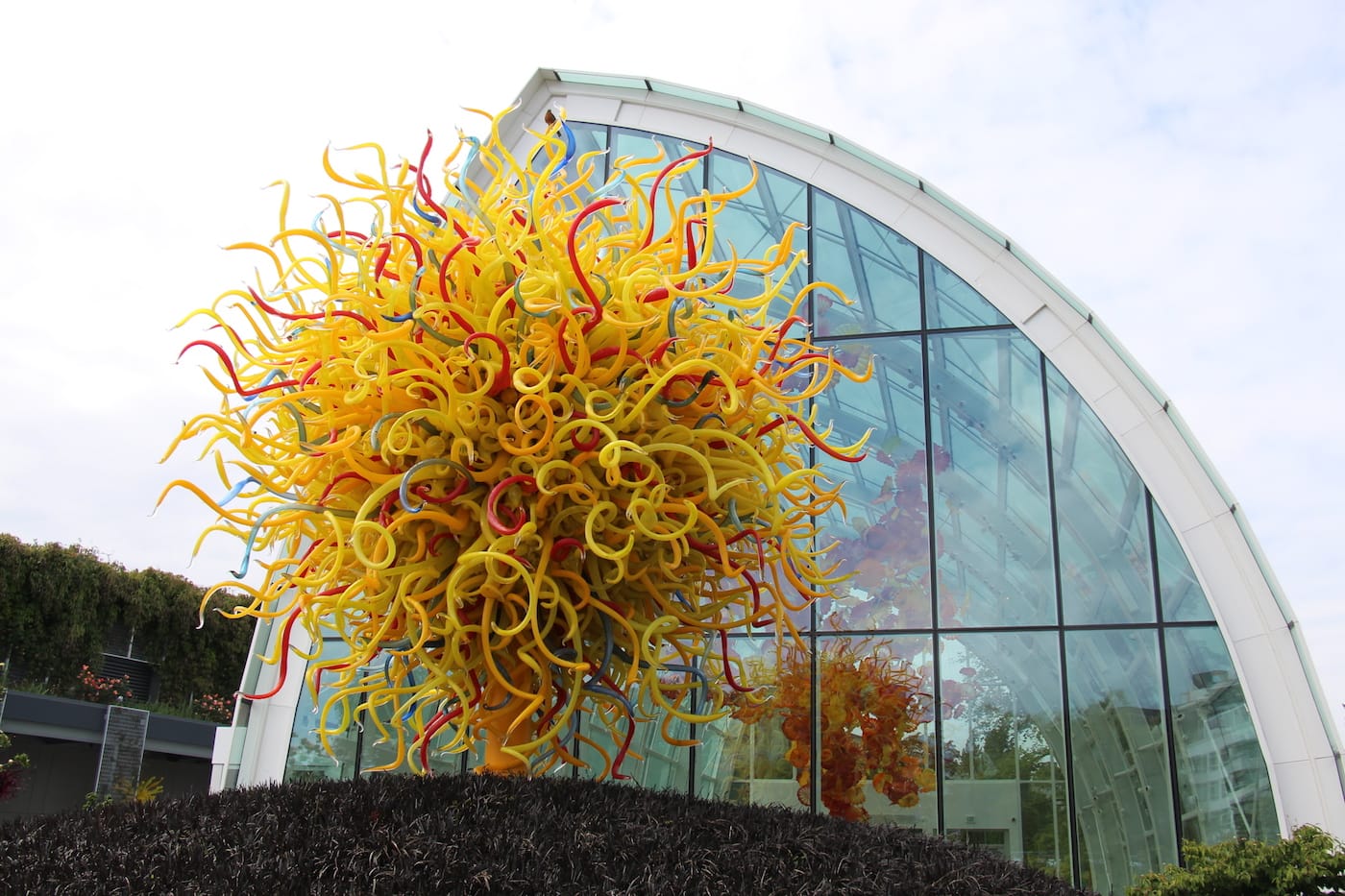 A Dale Chihuly sculpture at Chihuly Garden and Glass in Seattle (photo by Jllm06, via Wikimedia Commons)