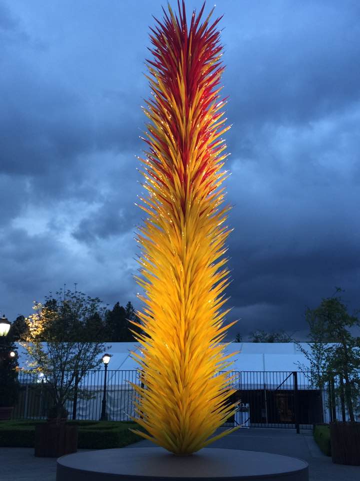 A Dale Chihuly sculpture at the New York Botanical Garden (photo by T. Meier for Hyperallergic)