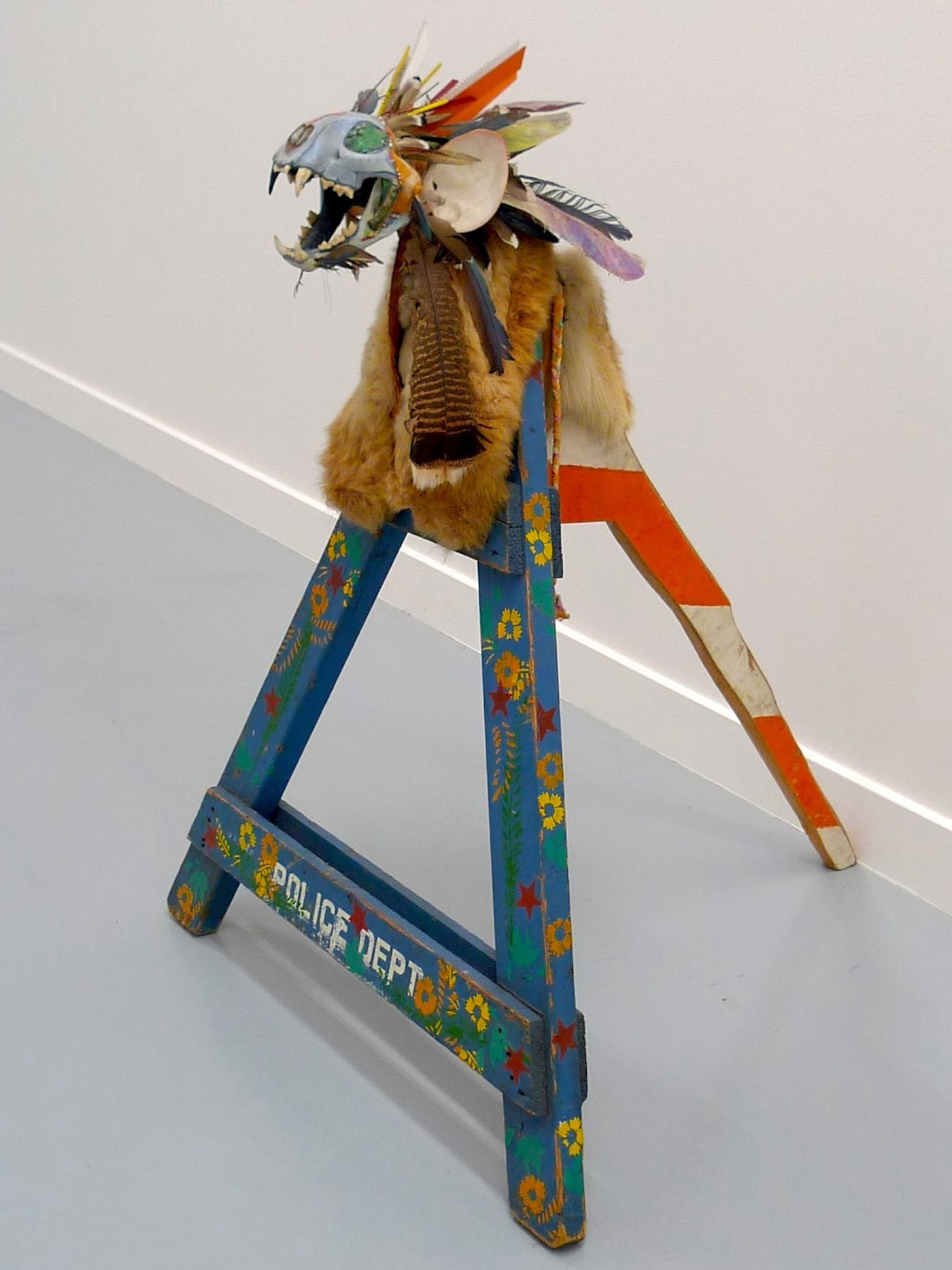 Jimmie Durham, "Tlunh Datsi" (1984), puma skull, shells, turquoise, turkey feathers, metal, sheep and deer fur, pine, acrylic paint, 40 1/2 x 35 3/4 x 31 3/4 in, private collection, Belgium
