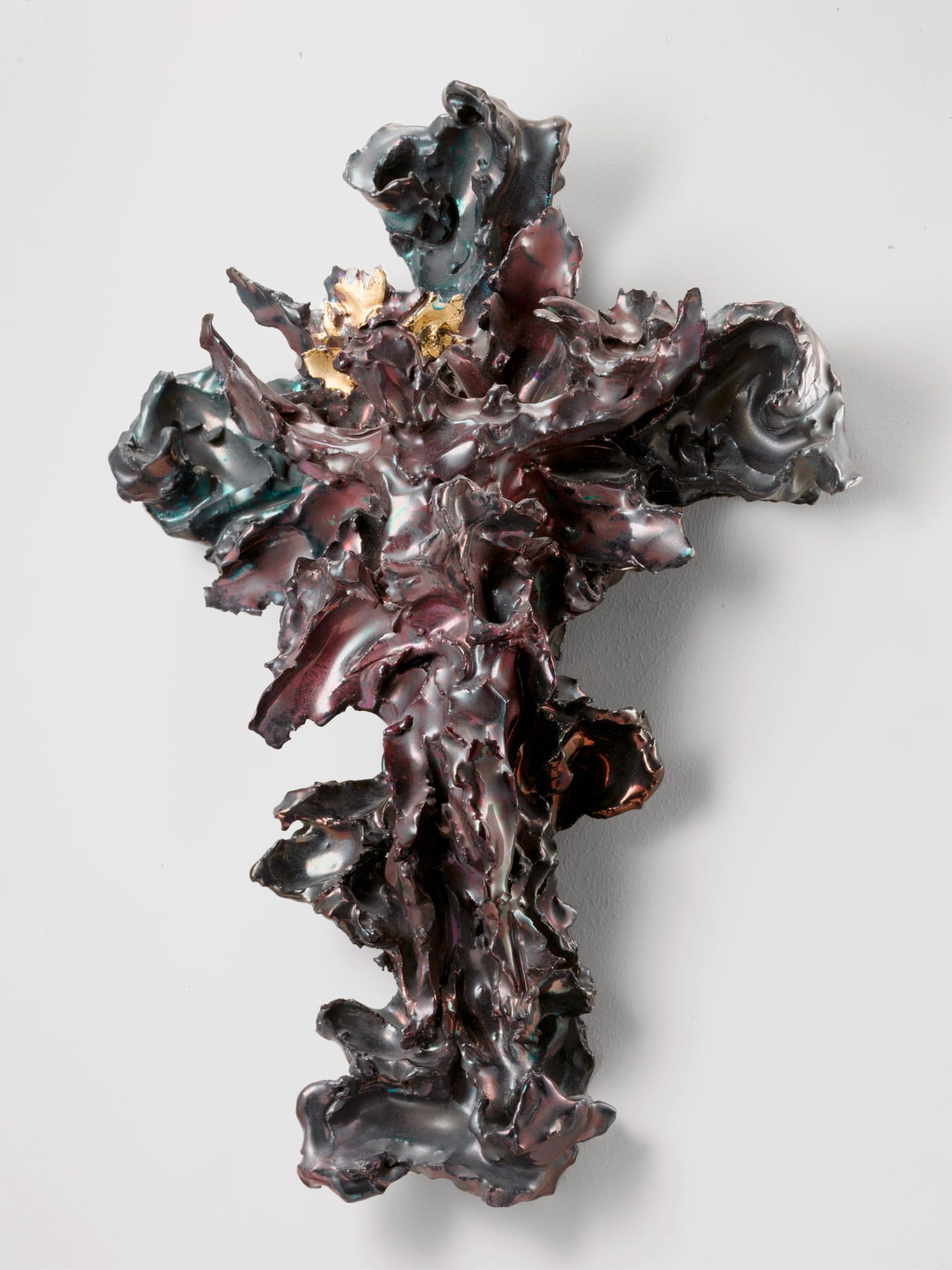 Lucio Fontana, "Crocifisso" (1948), polychrome ceramics, 16 1/2 x 10 2/3 x 4 1/2 in (© Fondazione Lucio Fontana, by SIAE 2017, courtesy Galerie Karsten Greve Cologne, Paris, St Moritz)