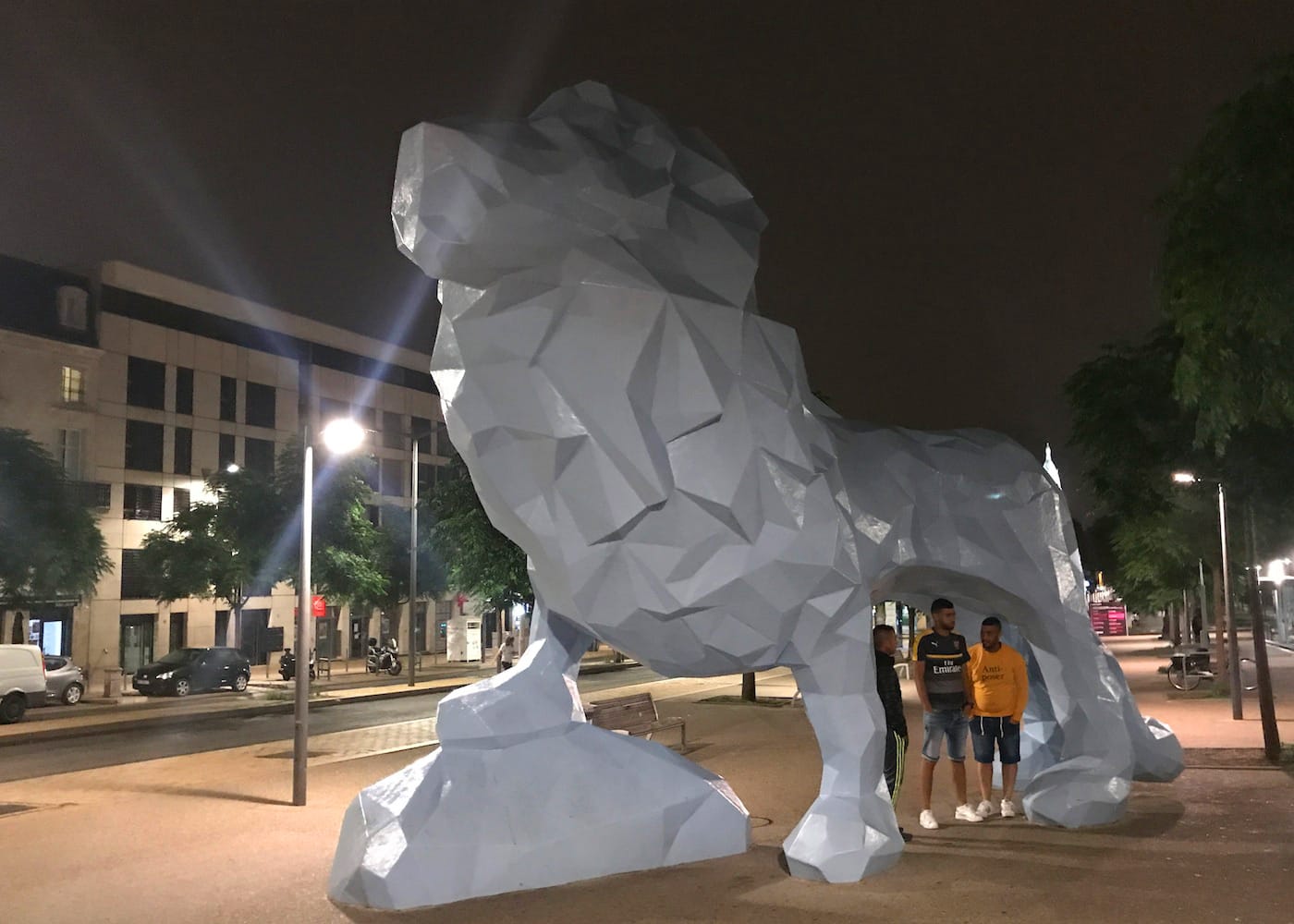 Xavier Veilhan, "Le Lion" (2005) (photo by Benjamin Sutton/Hyperallergic)