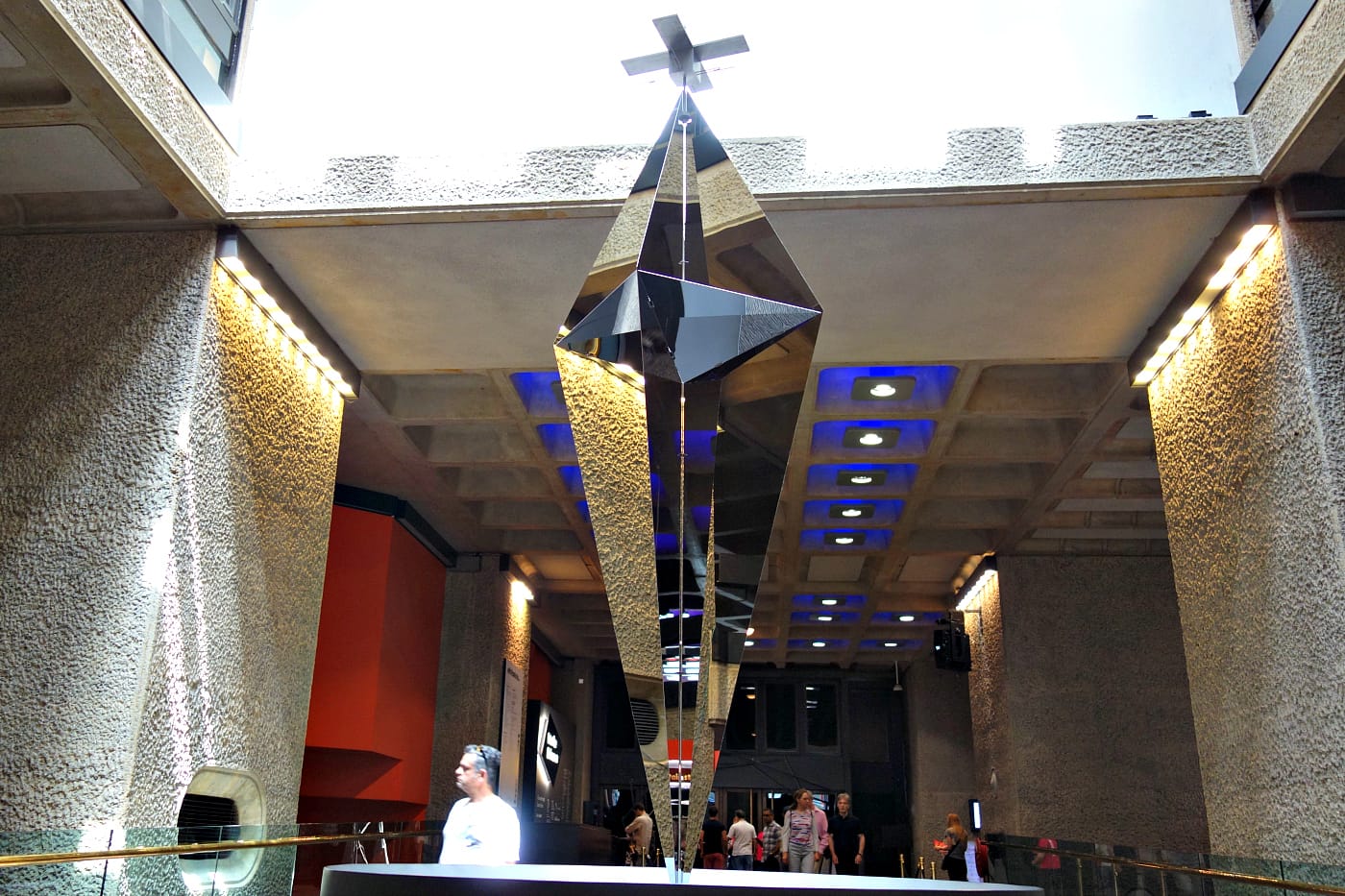 Trevor Paglen, "Orbital Reflector (Diamond Variation)" (2017), freestanding model for inflatable spacecraft; aluminum, stainless steel, acrylic (photo by the author for Hyperallergic)