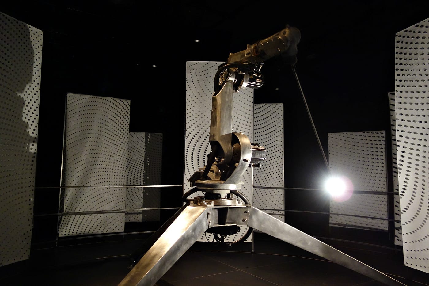Conrad Shawcross," In Light of The Machine," kinetic installation (photo by the author for Hyperallergic)