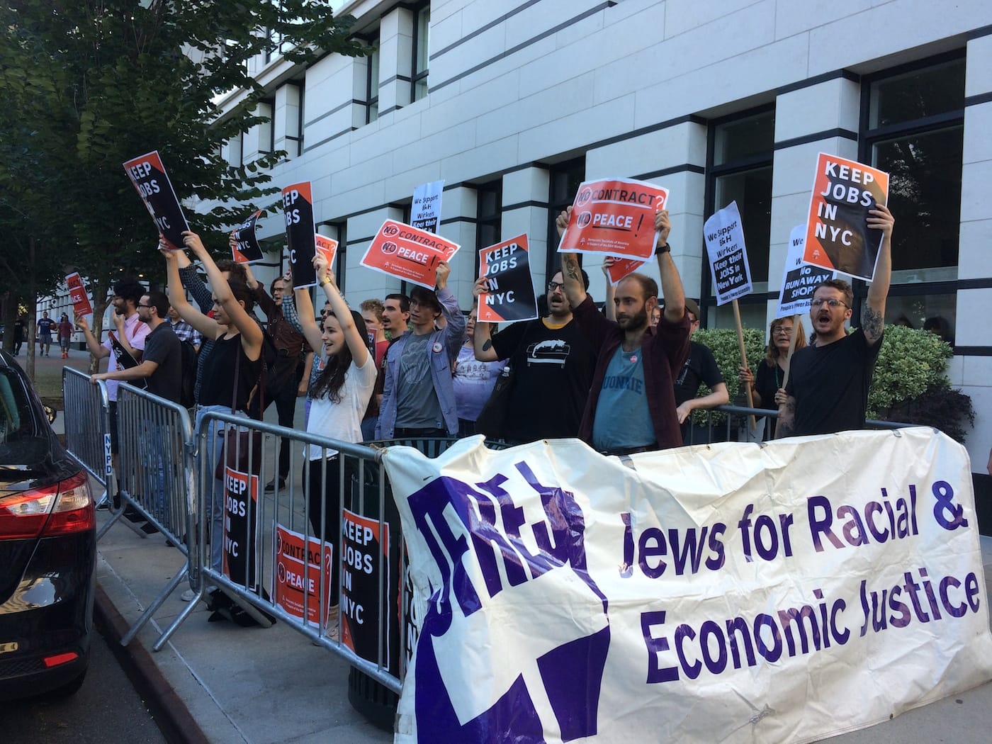 Members of Jews for Racial and Economic Justice at last night's rally outside Gracie Mansion in support of B&H Photo Video's warehouse workers (photo by the author for Hyperallergic)