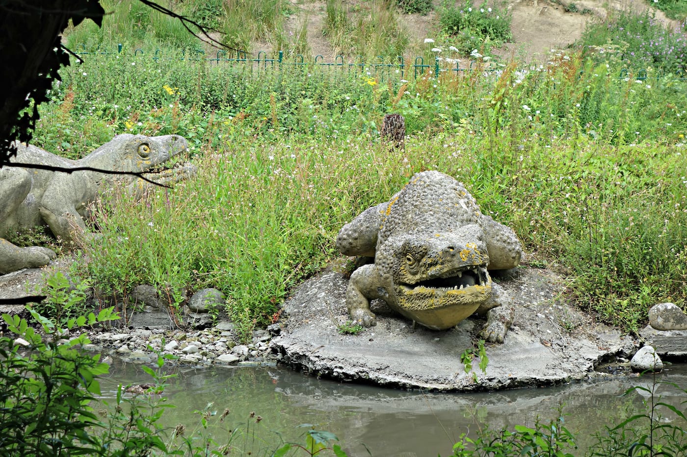 Dinosaur sculptures in Crystal Palace Park, London (photo by the author for Hyperallergic)