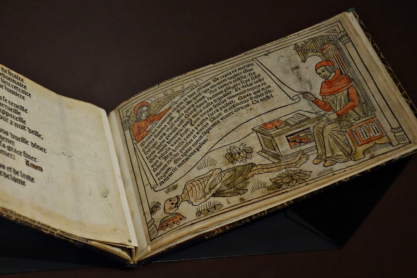 Installation view of <em>The Ivory Mirror: The Art of Mortality in Renaissance Europe</em> at the Bowdoin College Museum of Art (photo by the author for Hyperallergic)