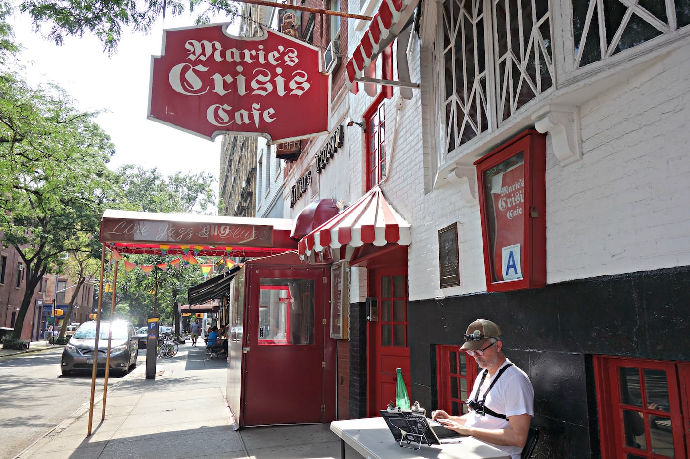 Tim Youd typing Patricia Highsmith's <em>The Talented Mr. Ripley</em> outside Marie's Crisis in the West Village (photo by the author for Hyperallergic)
