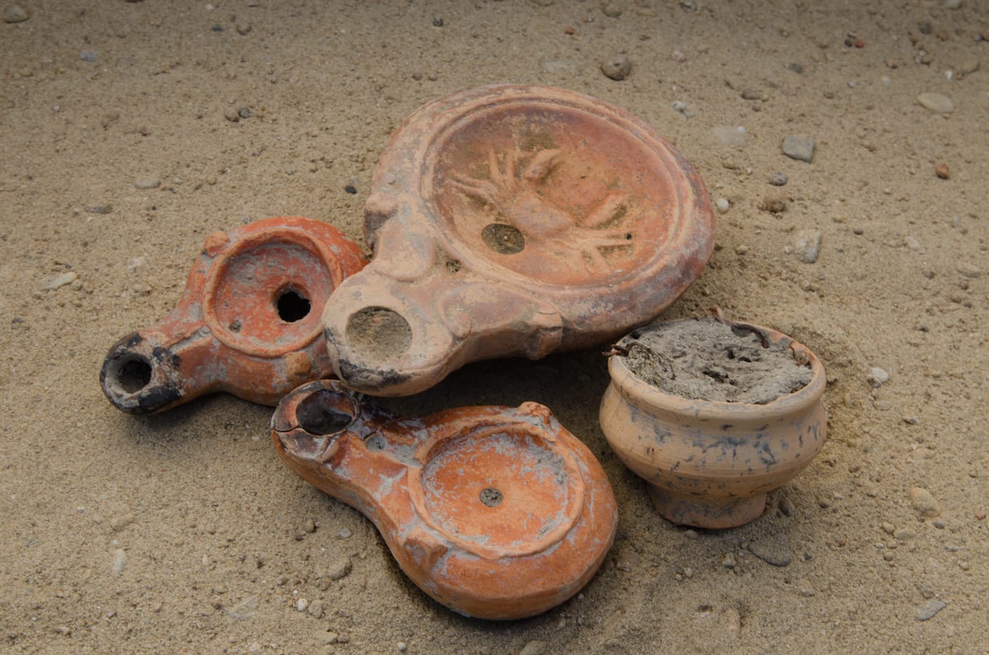 Lamps and other objects found at the Roman dig site in Vienne (photo courtesy Archeodunum)