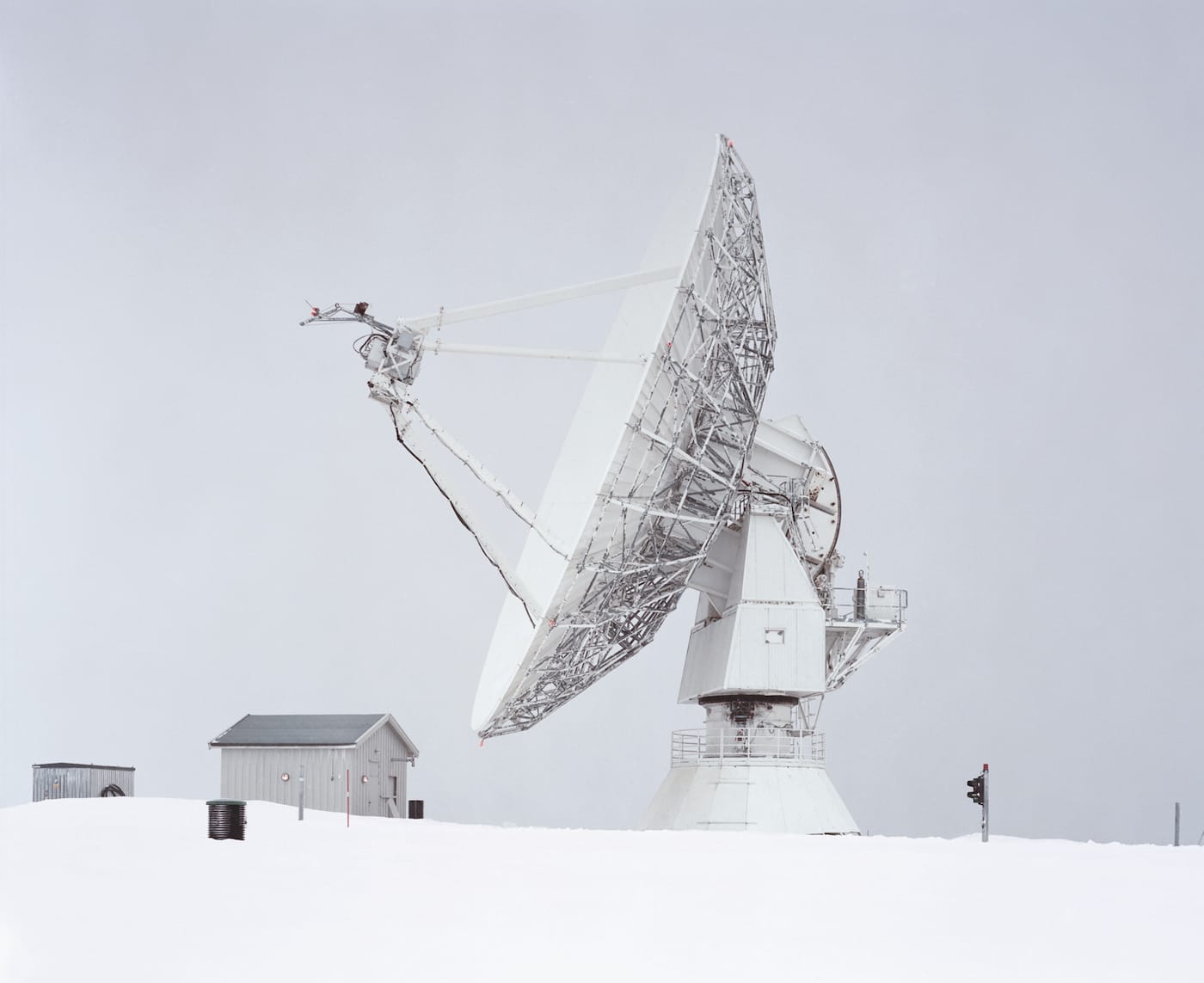 Julia de Cooker, "Antenna Ny-Ålesund" from <em>Svalbard – An Arcticficial Life</em> (© Julia de Cooker)