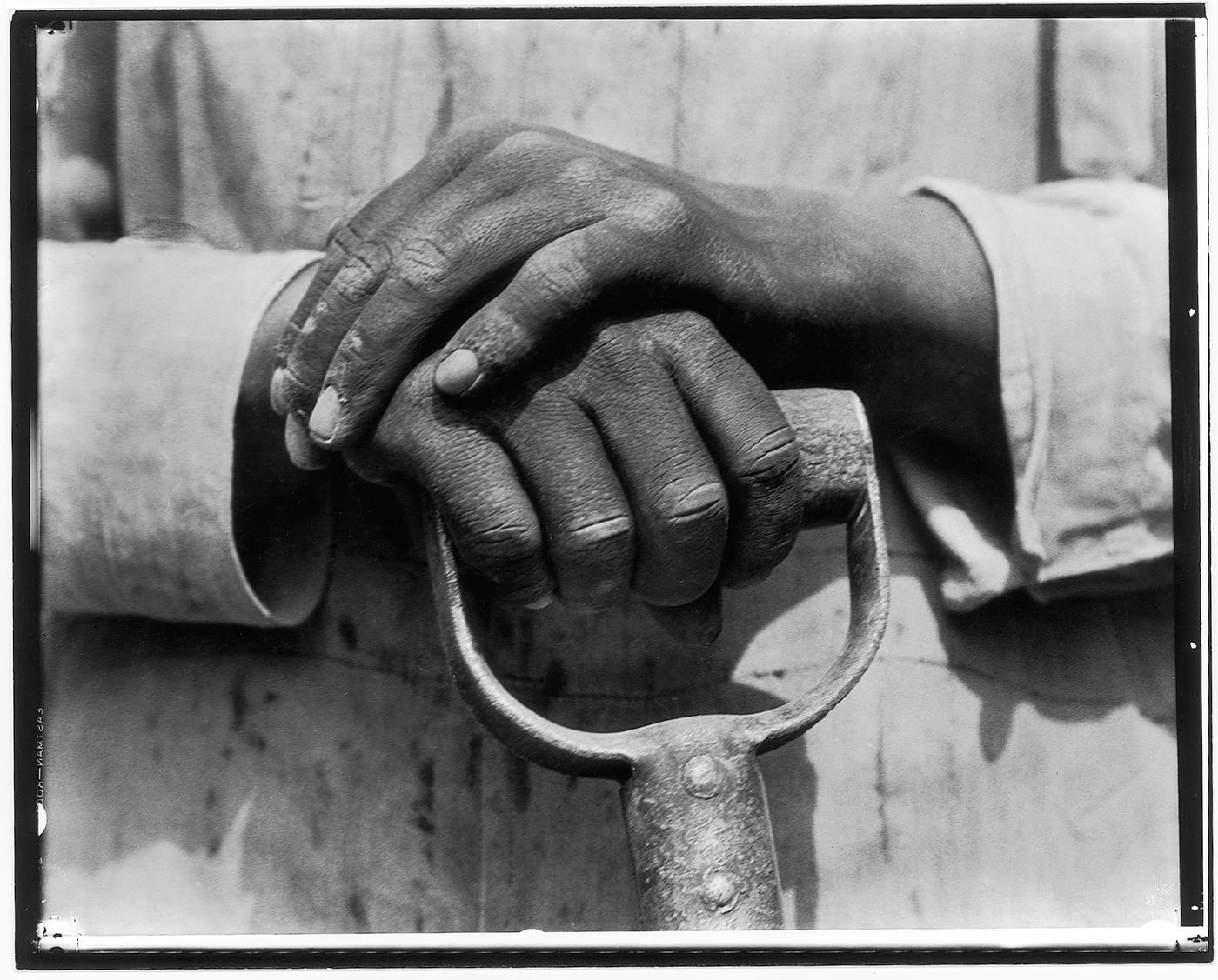 Tina Modotti, "Hands Holding Tool" (1927) (courtesy La Fábrica)