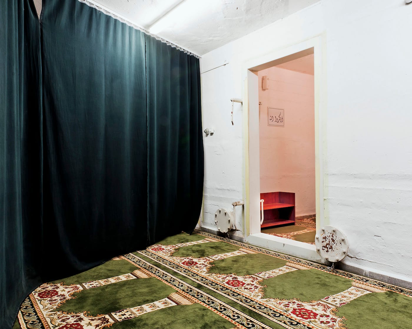 Adam Reynolds, "Mosque, Hebrew University, Jerusalem" (courtesy the artist and Edition Lammerhuber)