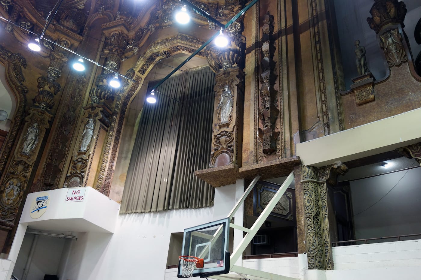 The Brooklyn Paramount (currently the Schwartz Athletic Center at Long Island University) (photo by the author for Hyperallergic)