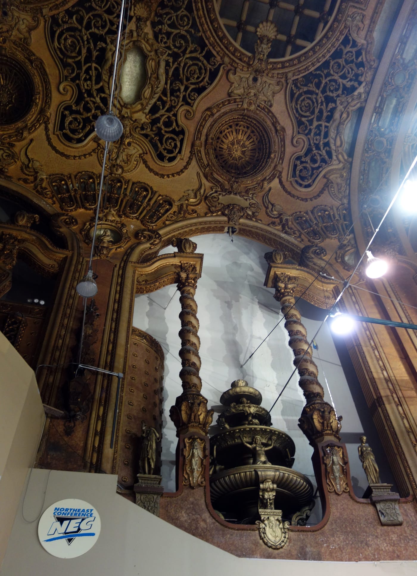 The Brooklyn Paramount (currently the Schwartz Athletic Center at Long Island University) (photo by the author for Hyperallergic)