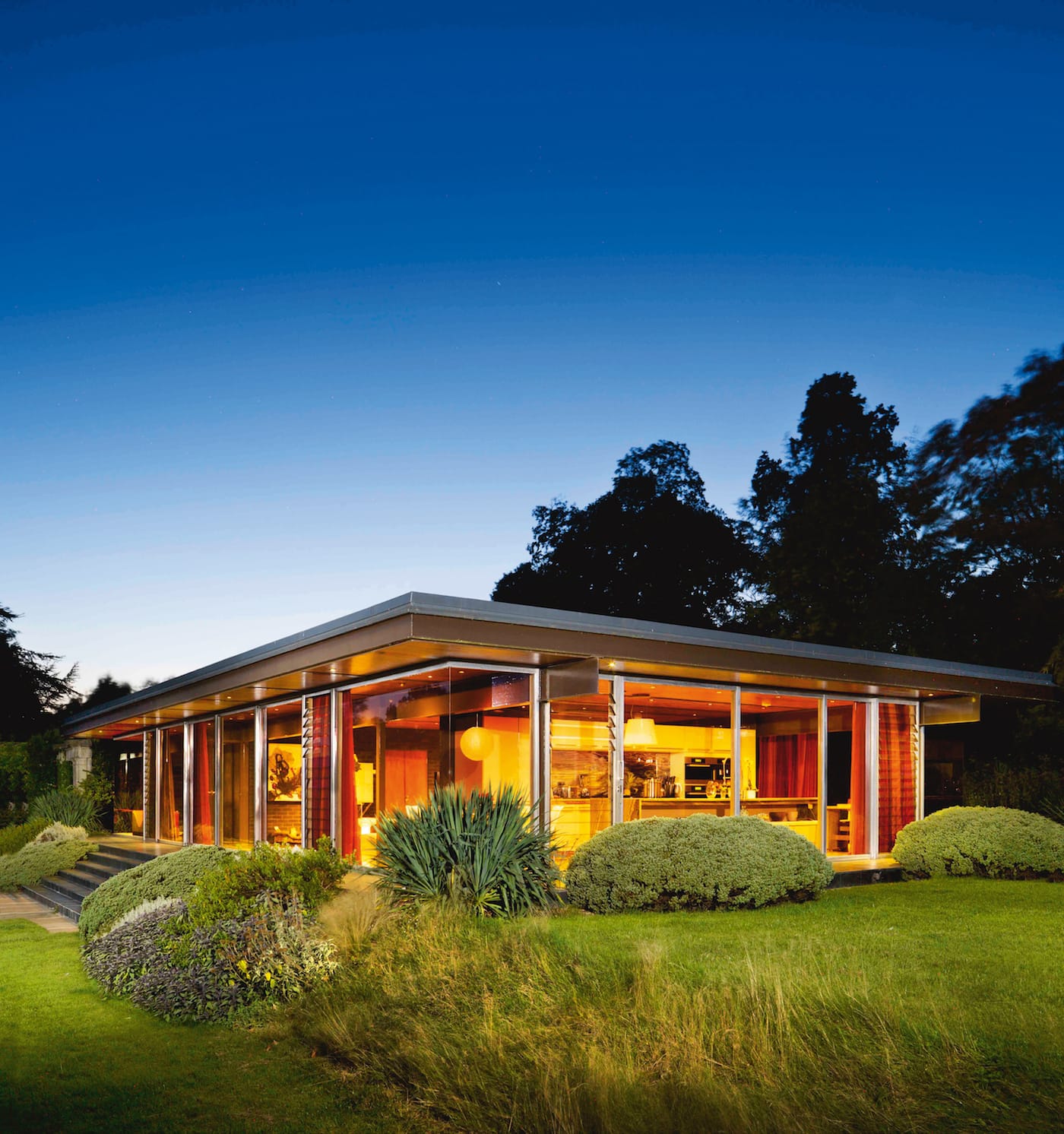 Capel Manor House, Horsmonden, Tonbridge, Kent (Architect: Michael Manser, 1970) (courtesy Historic England Archive)